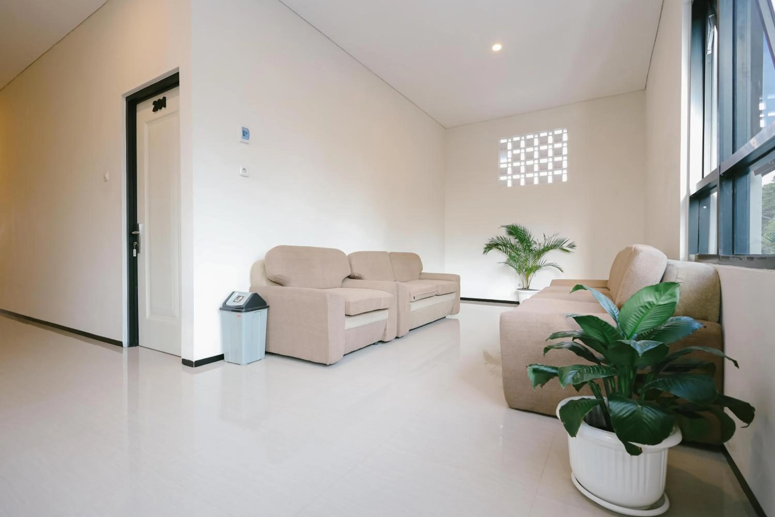 Seating area in Urbanview B Syariah Lumajang by RedDoorz