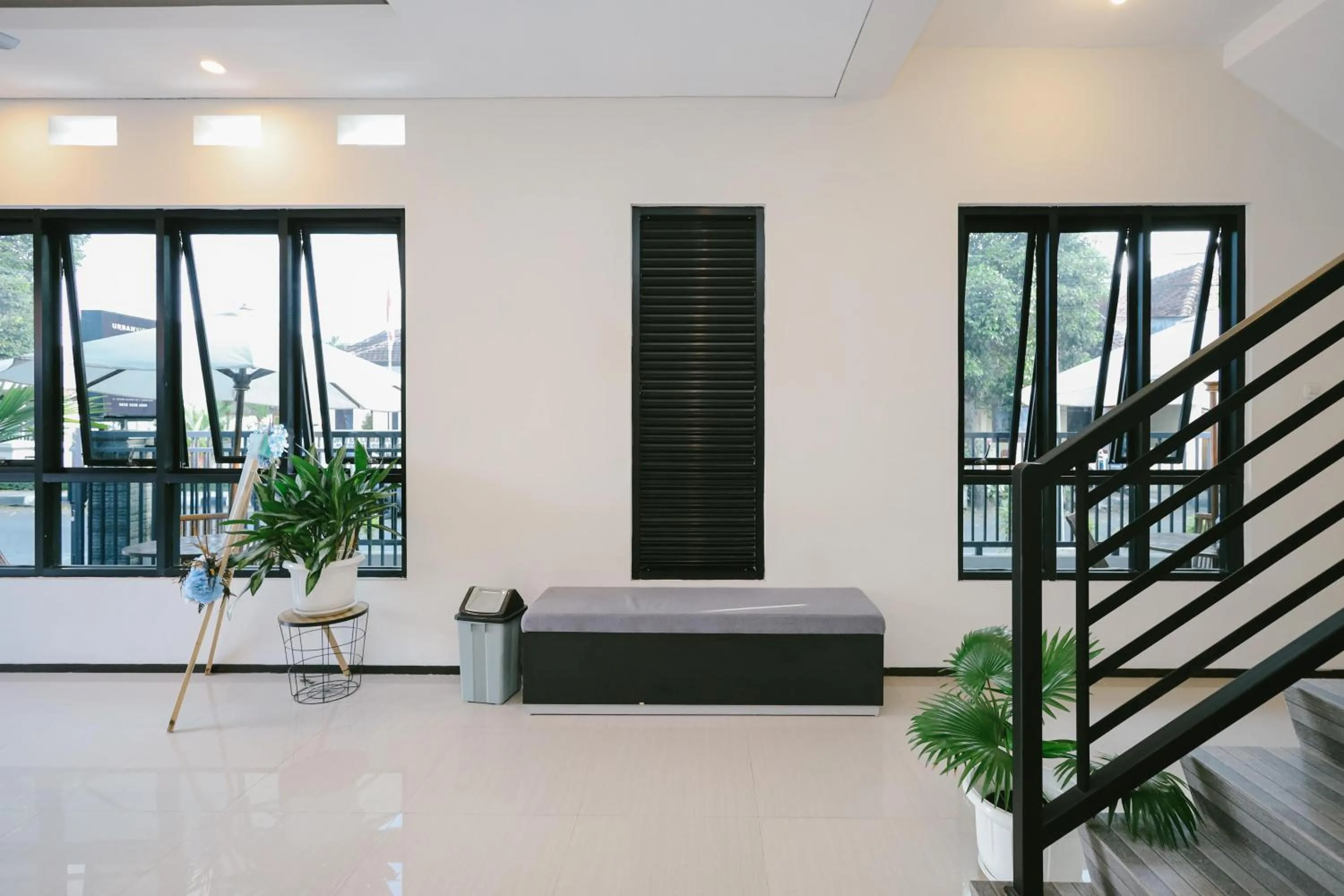 Seating area in Urbanview B Syariah Lumajang by RedDoorz