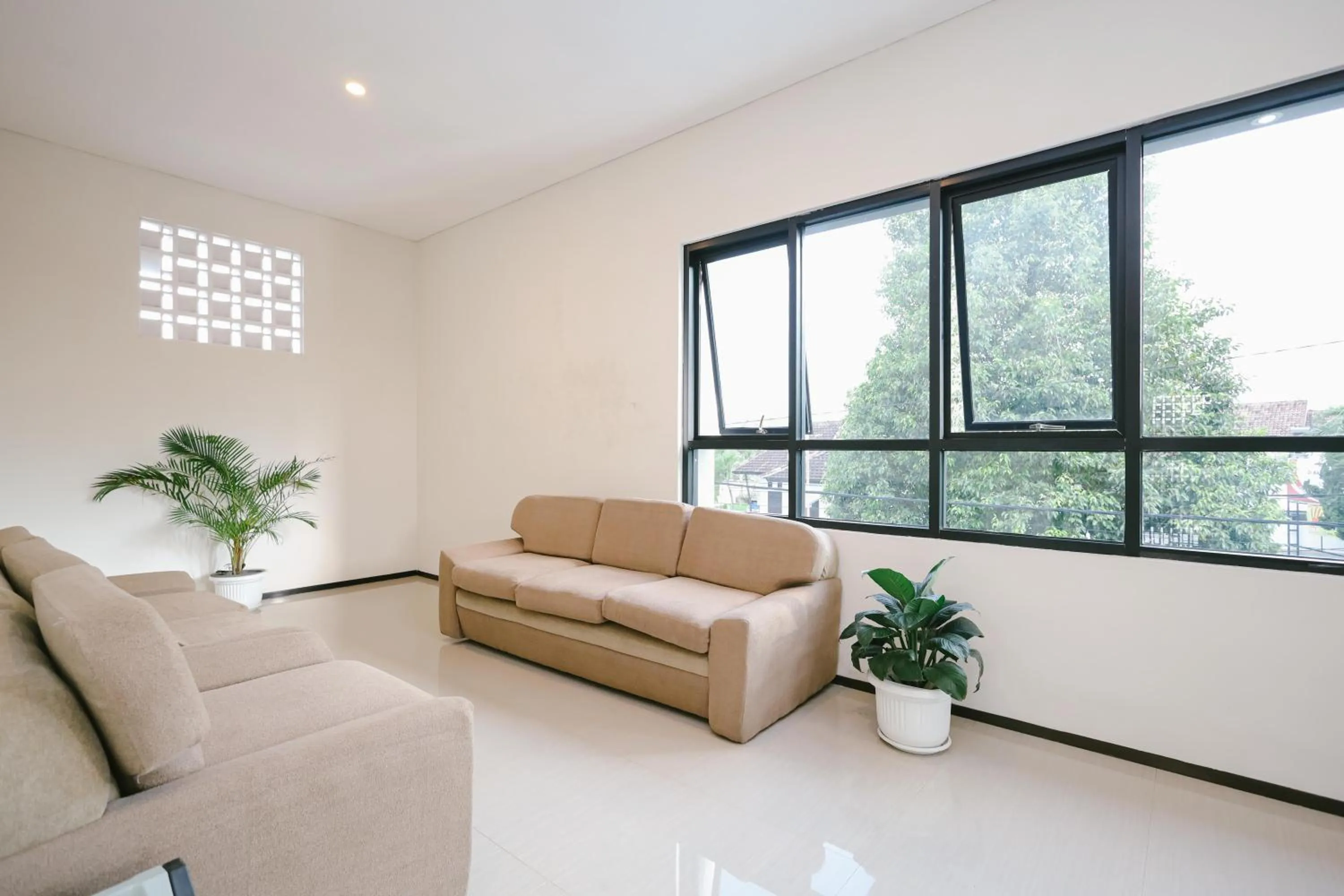 Seating area in Urbanview B Syariah Lumajang by RedDoorz