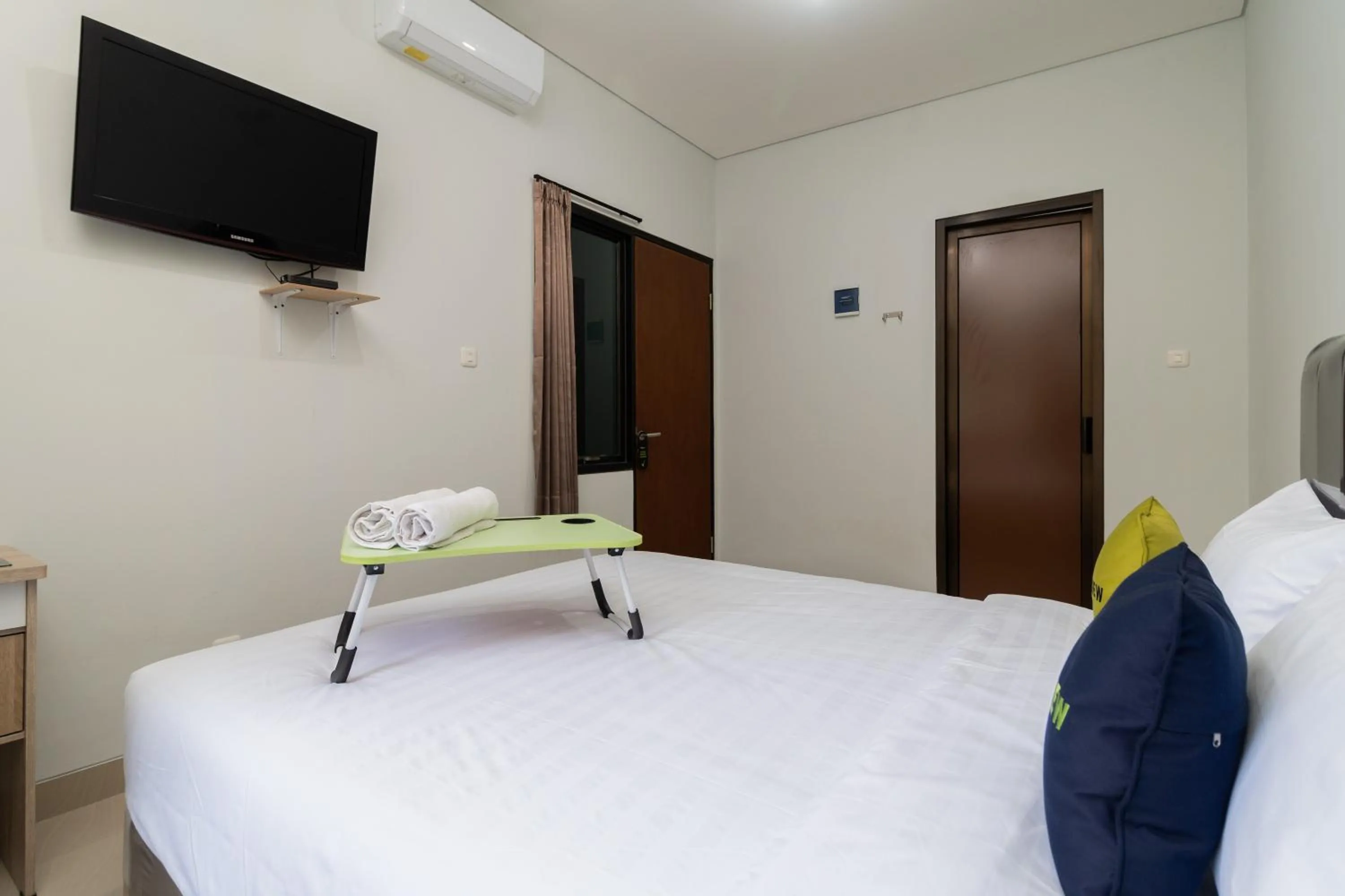 Bedroom, Bed in Urbanview Hotel Pasar Baru Jakarta by RedDoorz