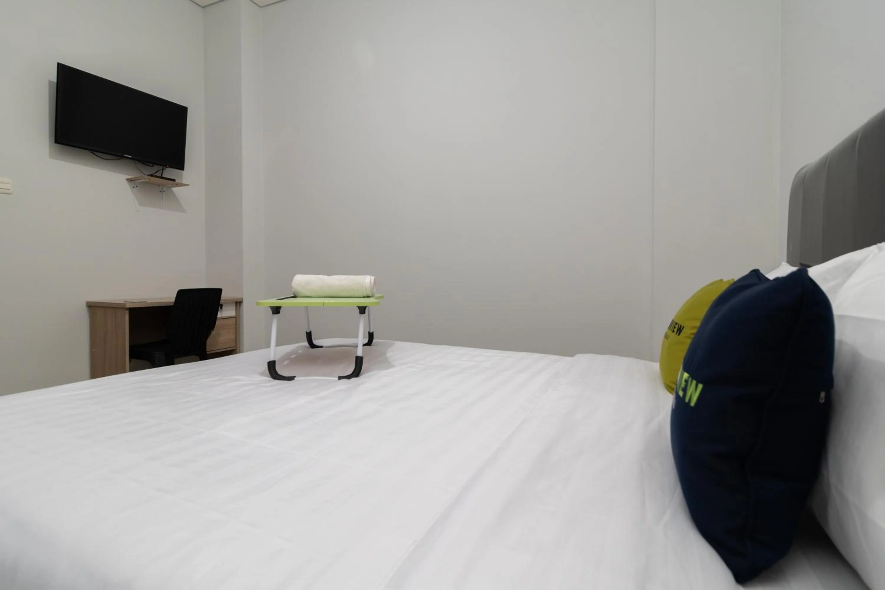 Bedroom, Bed in Urbanview Hotel Pasar Baru Jakarta by RedDoorz