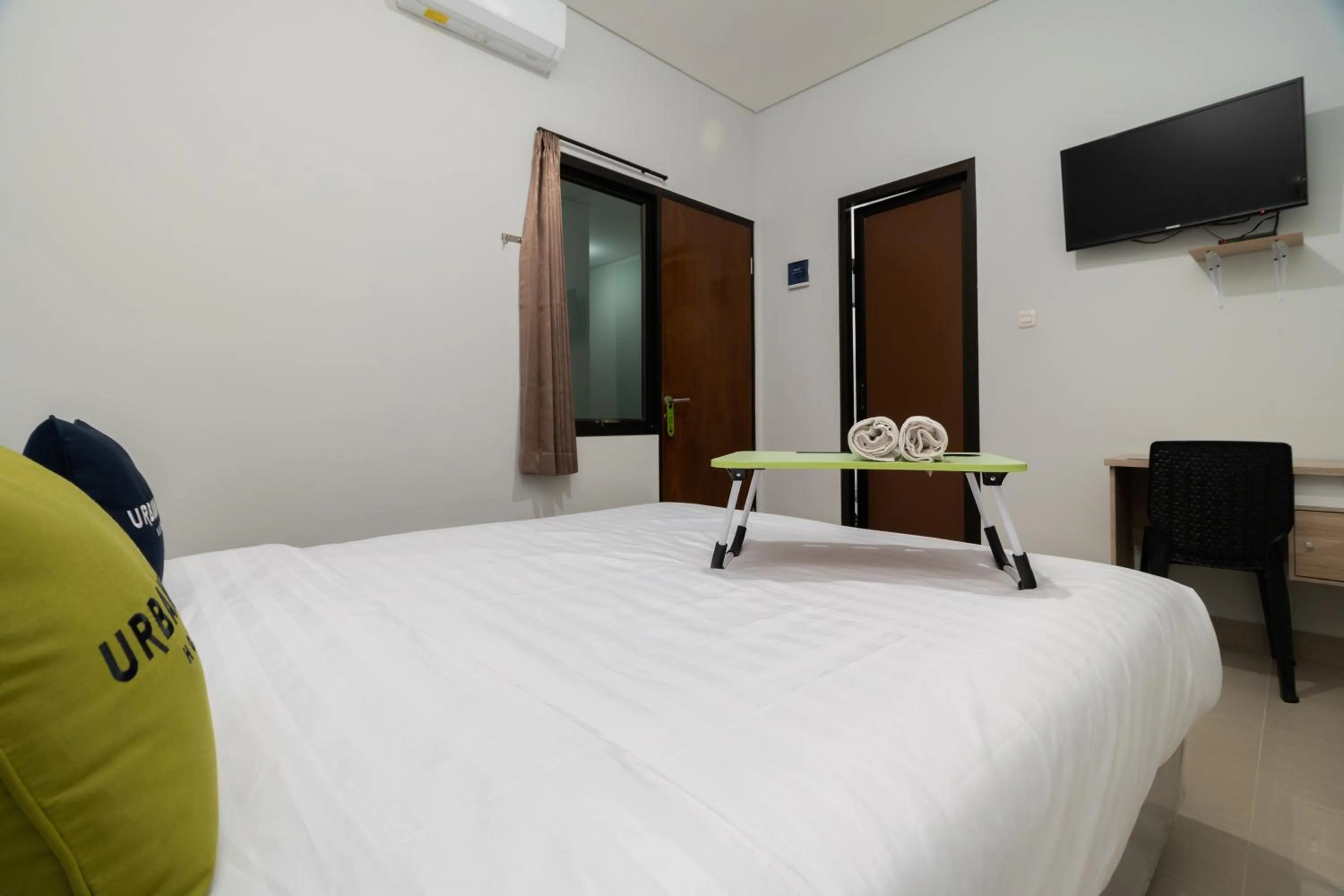 Bedroom, Bed in Urbanview Hotel Pasar Baru Jakarta by RedDoorz