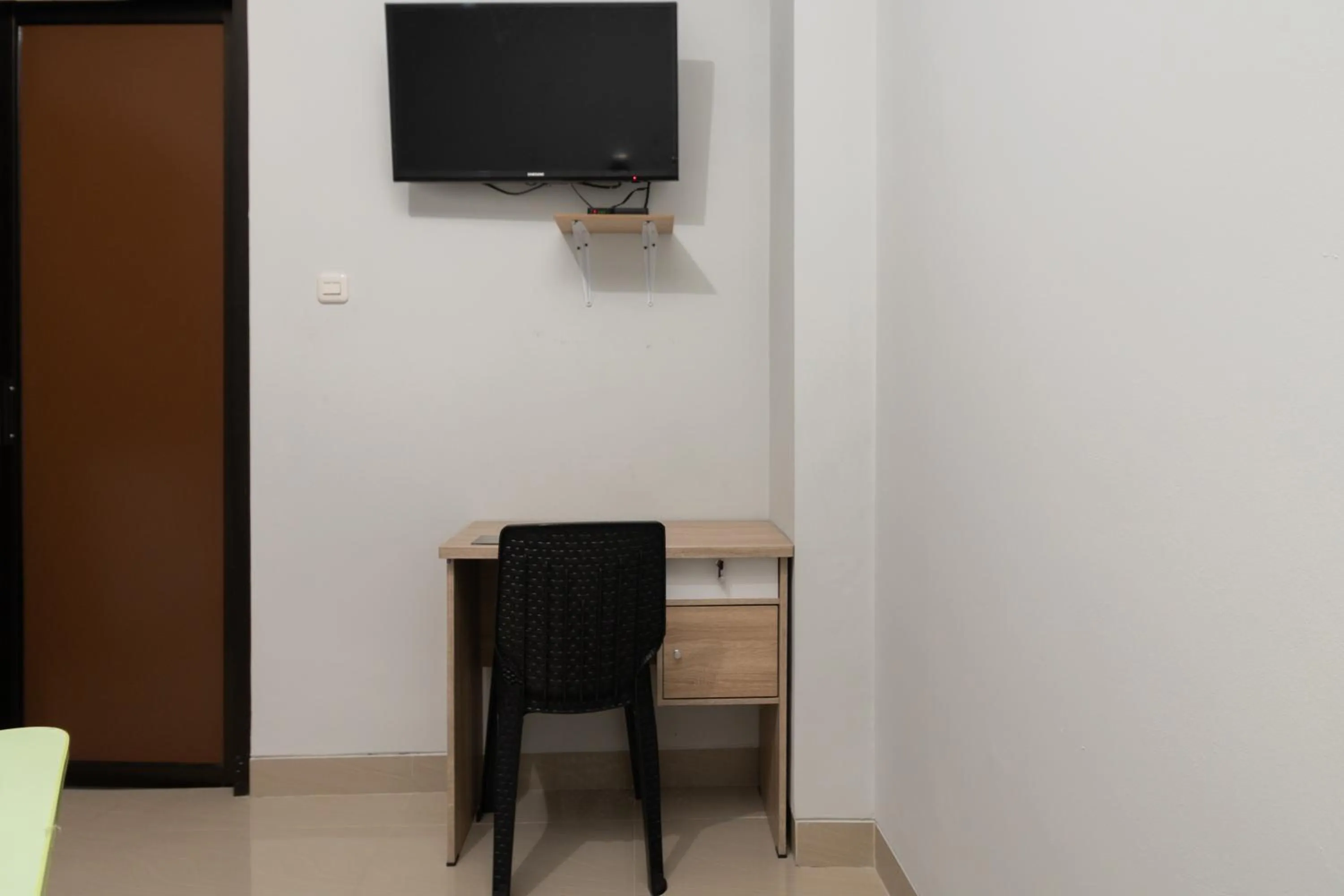 TV and multimedia in Urbanview Hotel Pasar Baru Jakarta by RedDoorz