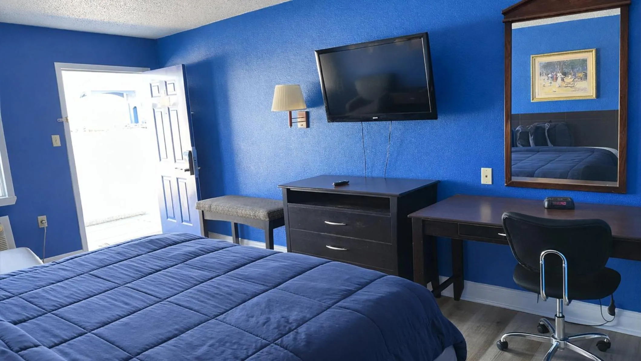 Bedroom, Bed in Apollo Lodge and RV Park