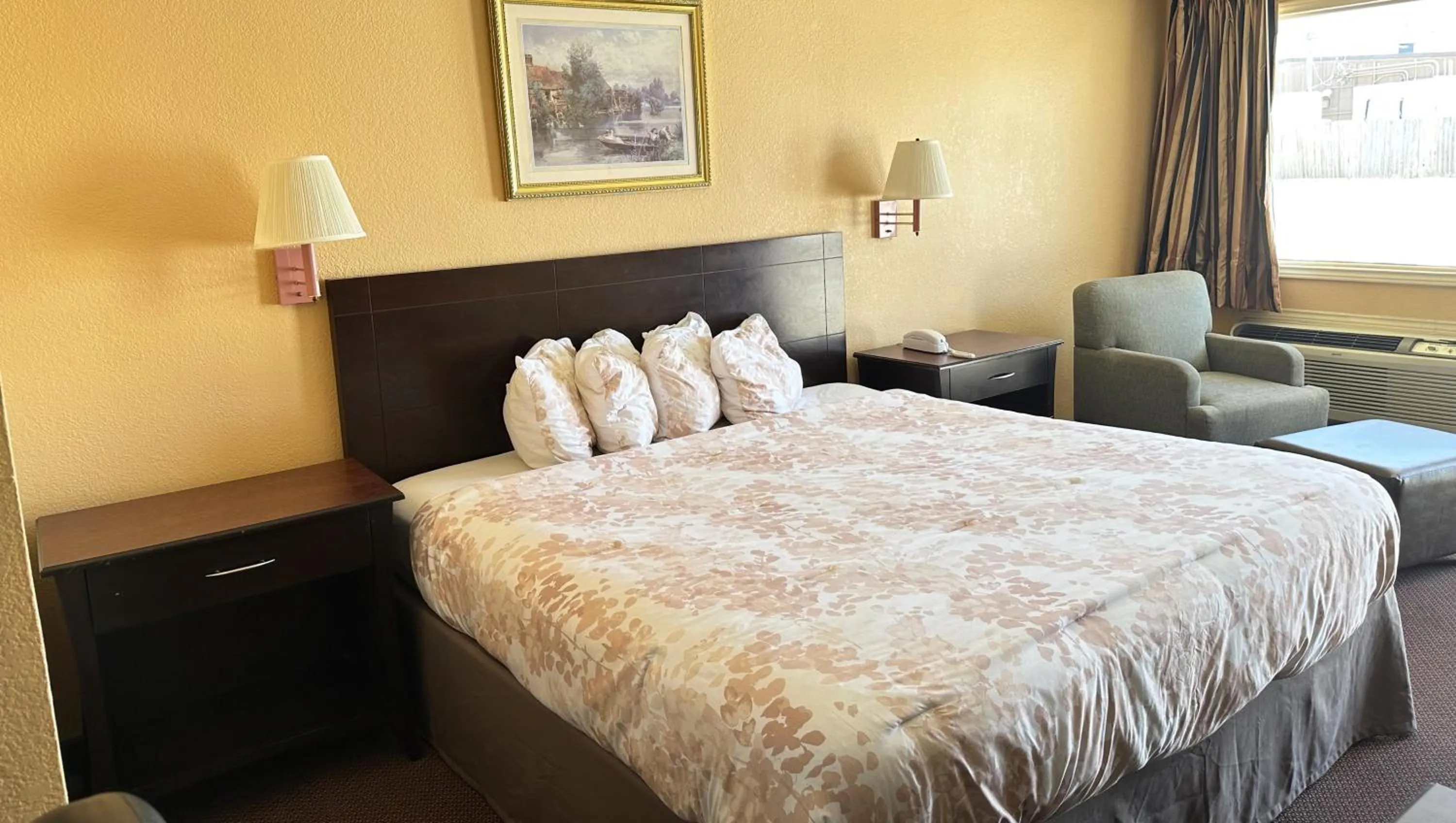 Bedroom, Bed in Apollo Lodge and RV Park