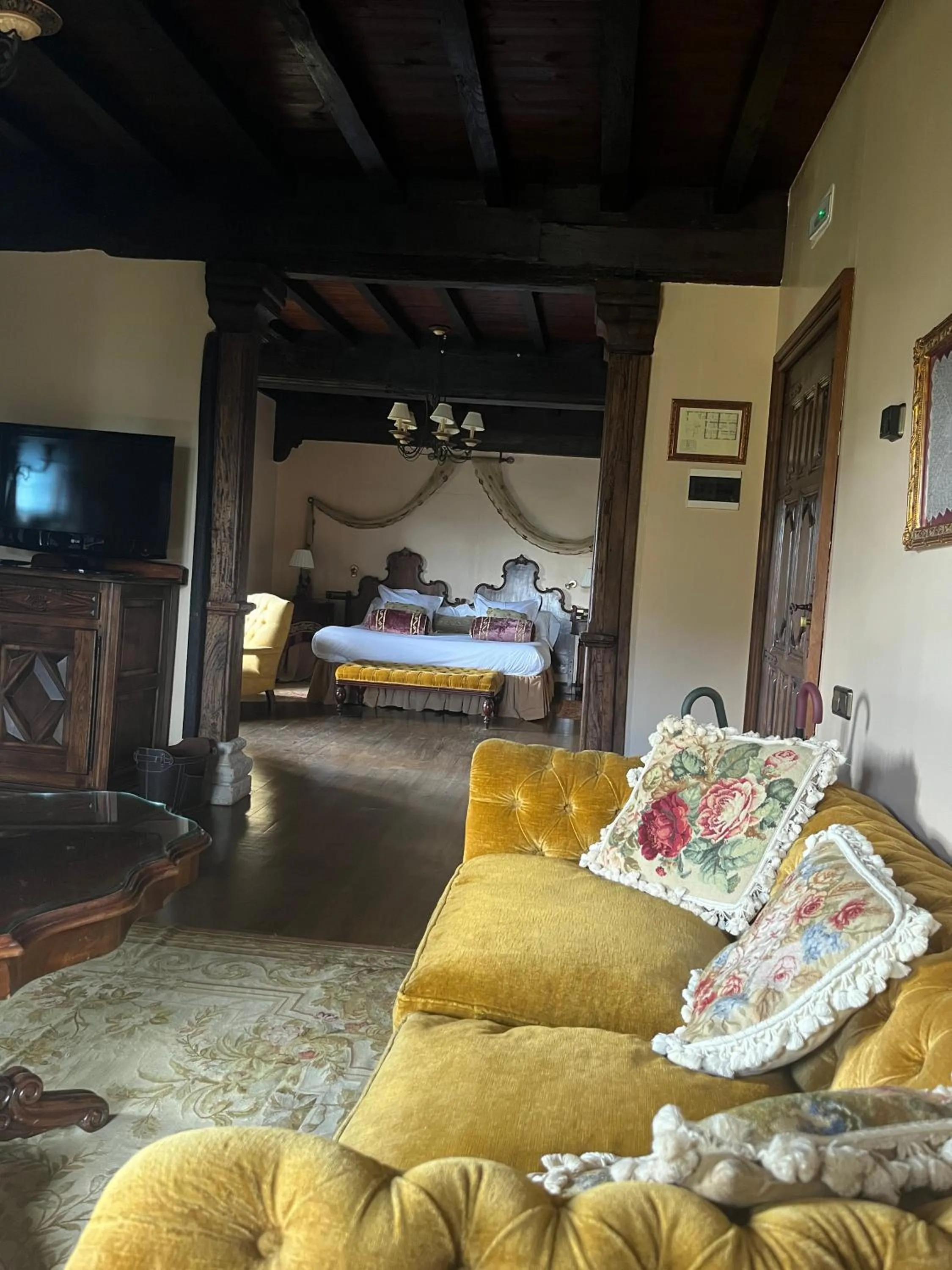 Living room, Bed in Palacio de Cutre