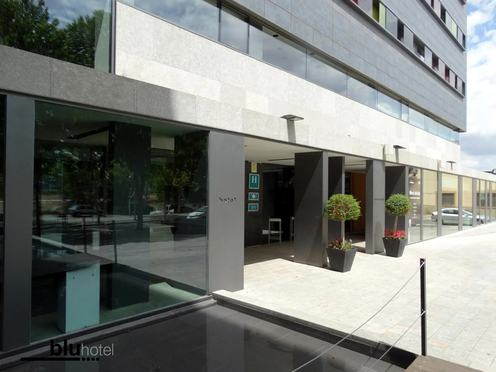 Facade/entrance in Blu Hotel Almansa