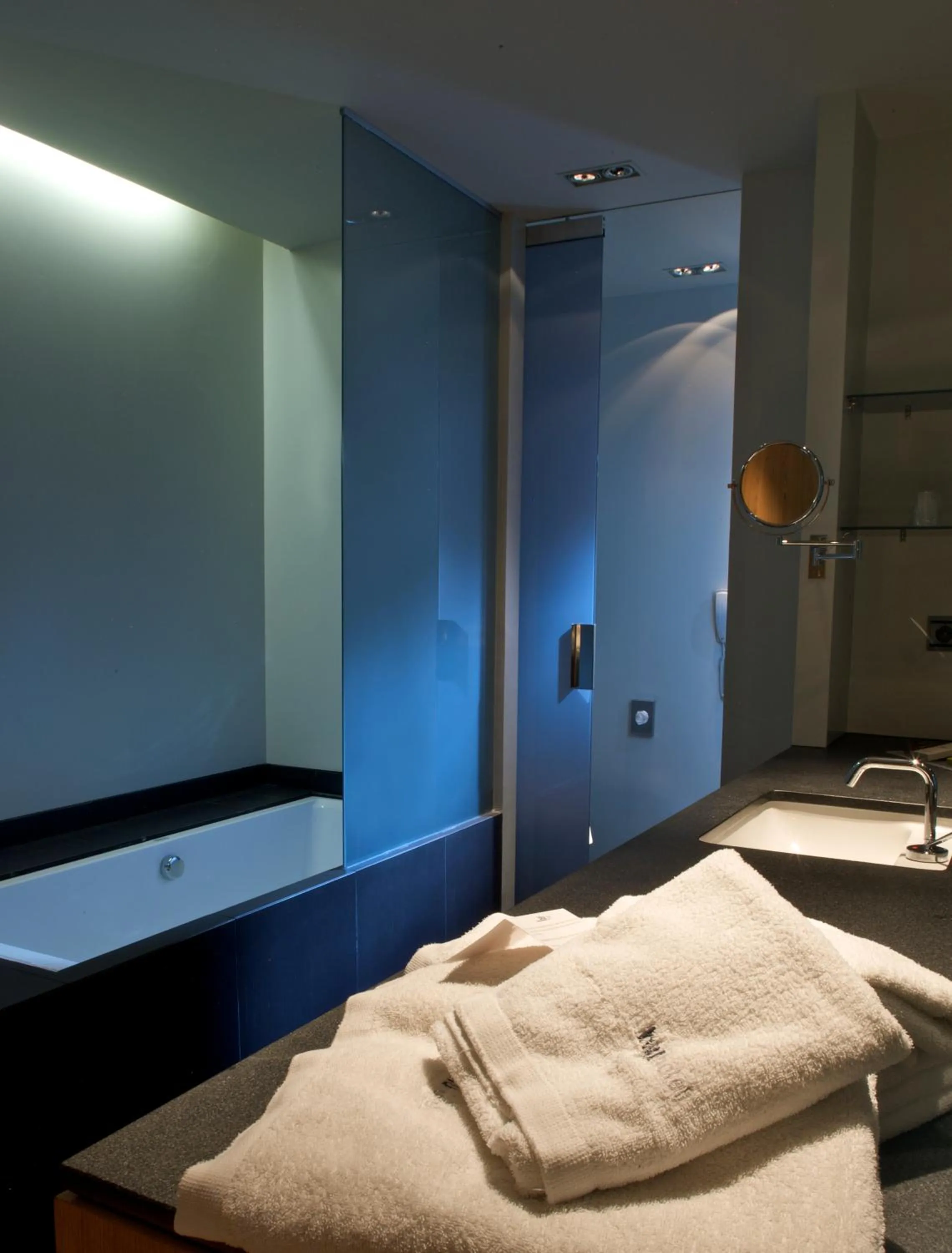 Bathroom, Bed in Blu Hotel Almansa