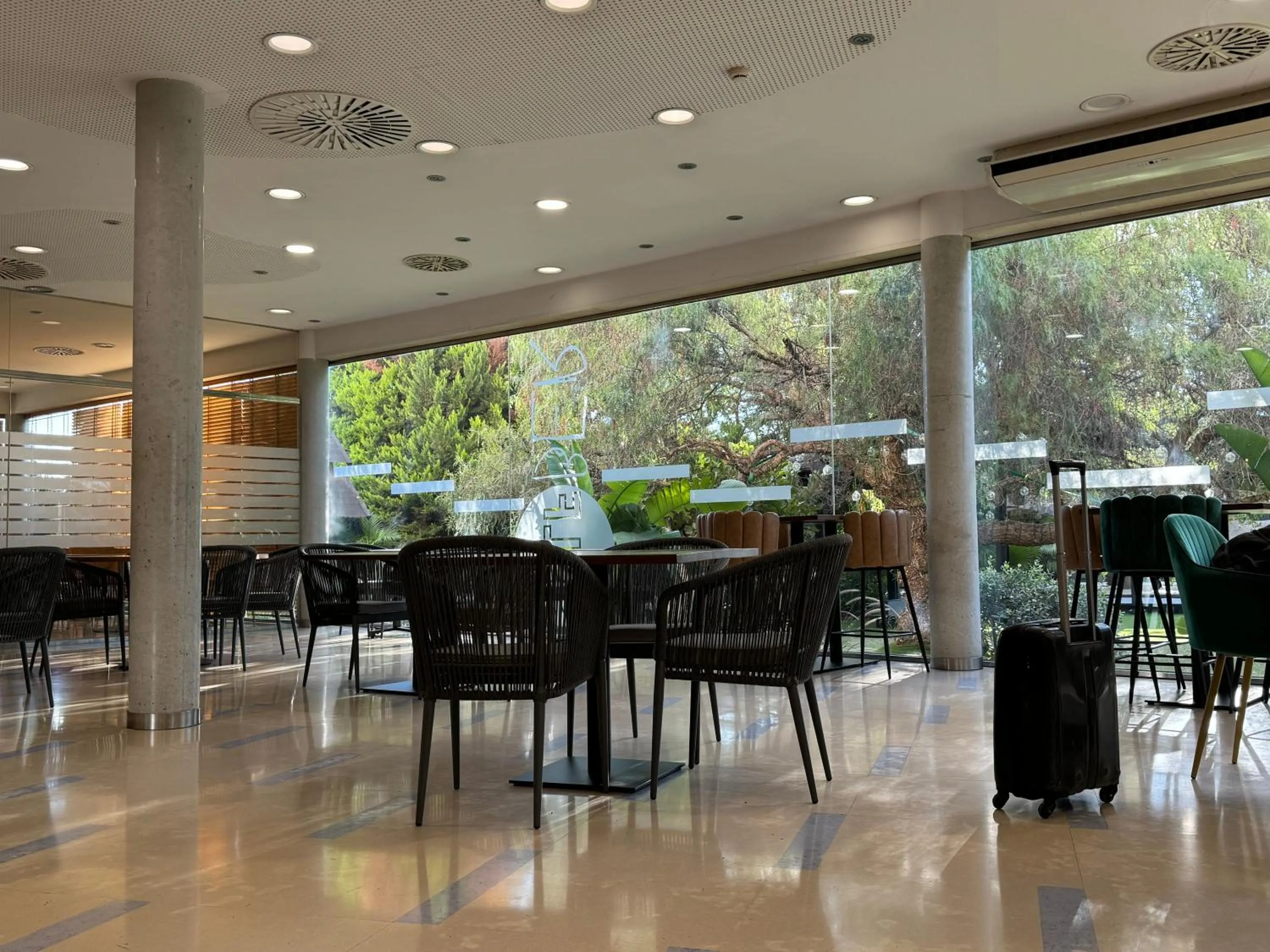 Restaurant/places to eat in Executive Sport