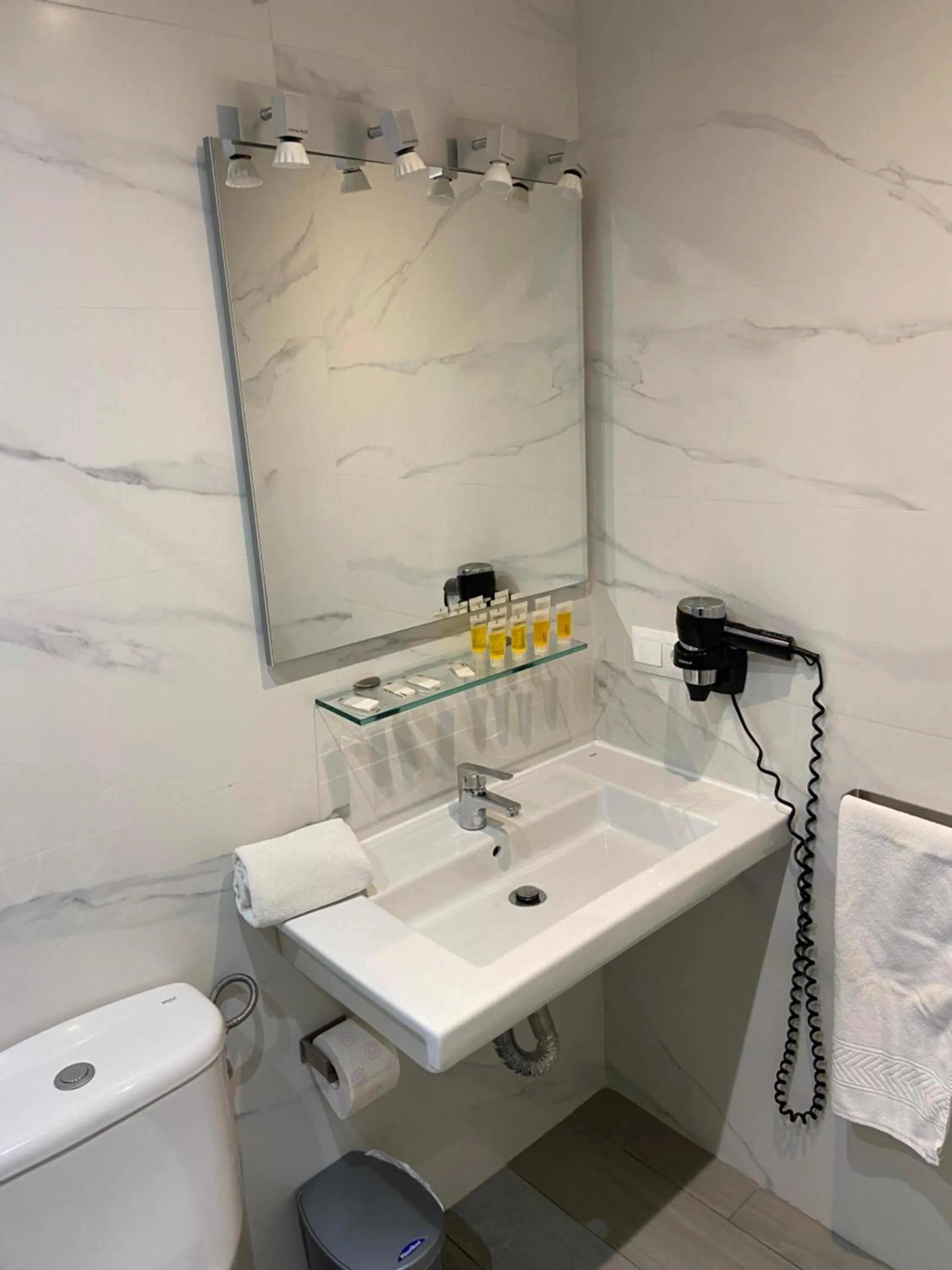 Bathroom in Apartamentos HC Burriana Playa