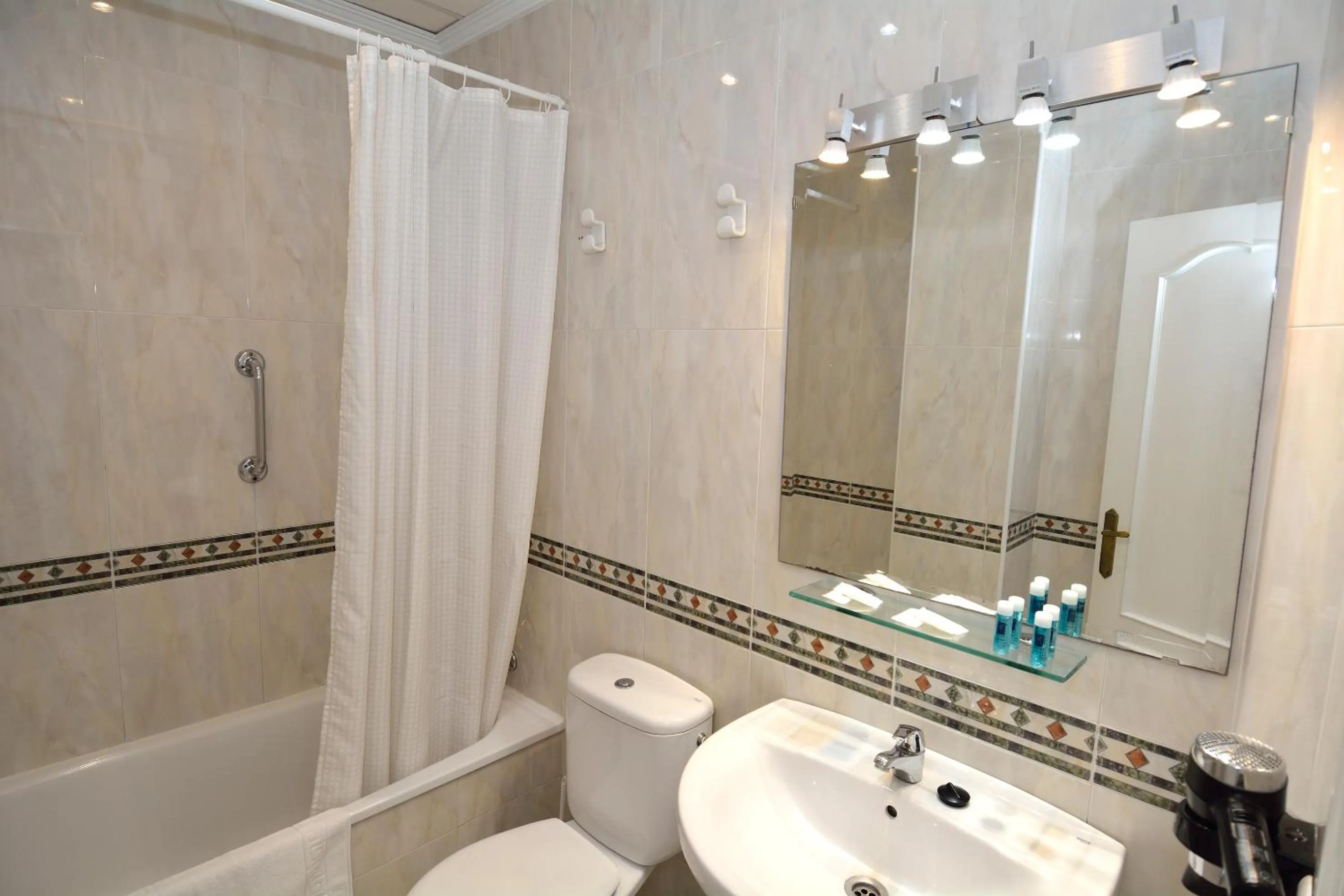 Toilet in Apartamentos HC Burriana Playa