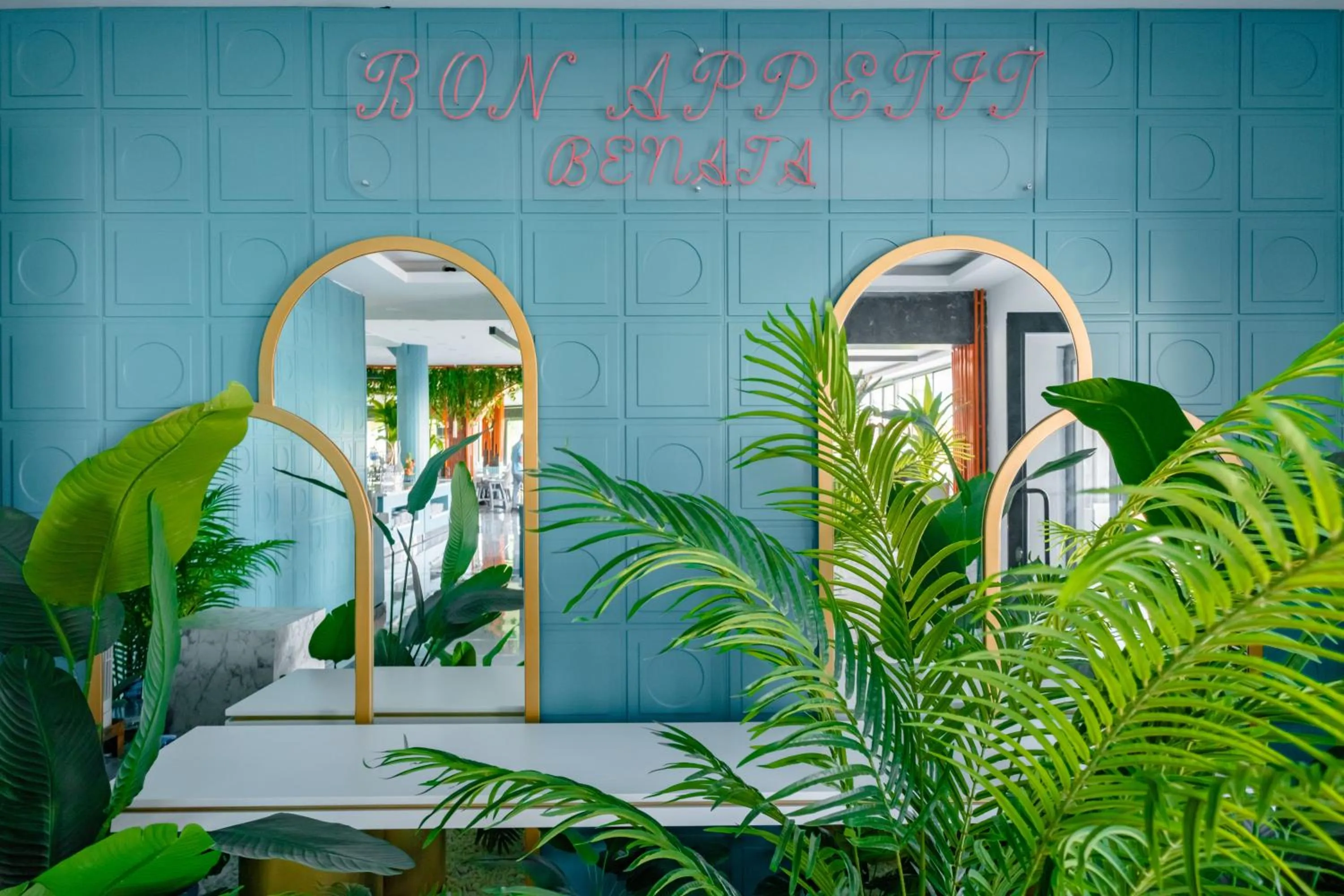 Restaurant/places to eat in La Benata Beach Hotel