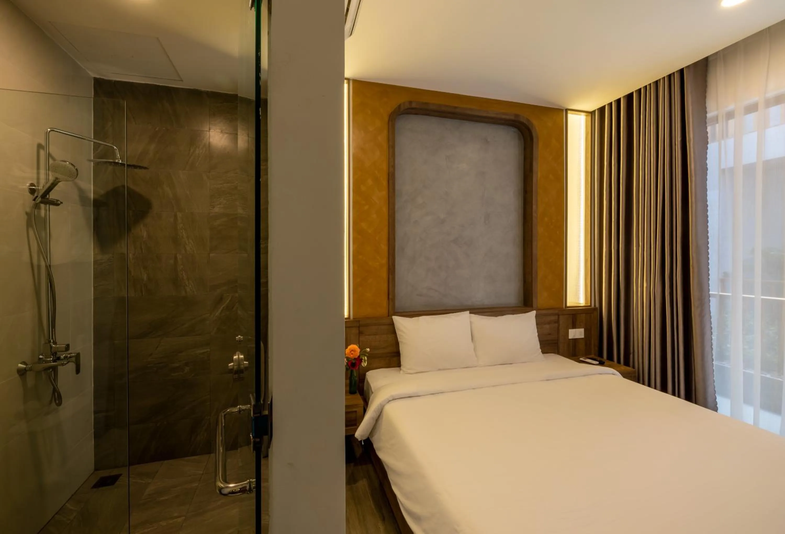Shower, Bed in Moon Sun Boutique Villa Hotel