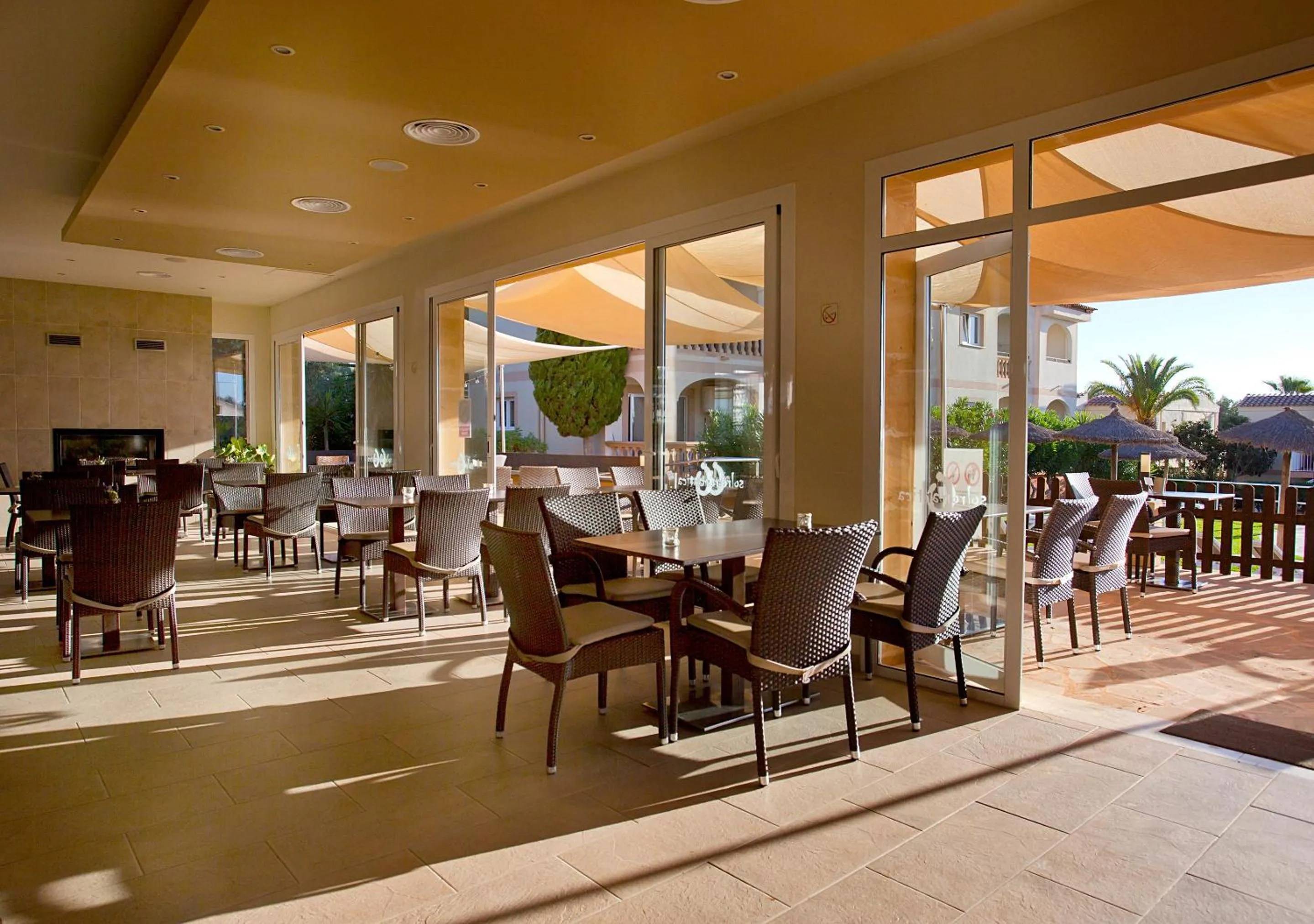 Restaurant/places to eat in Apartamentos Sol Romántica by DOT Suites