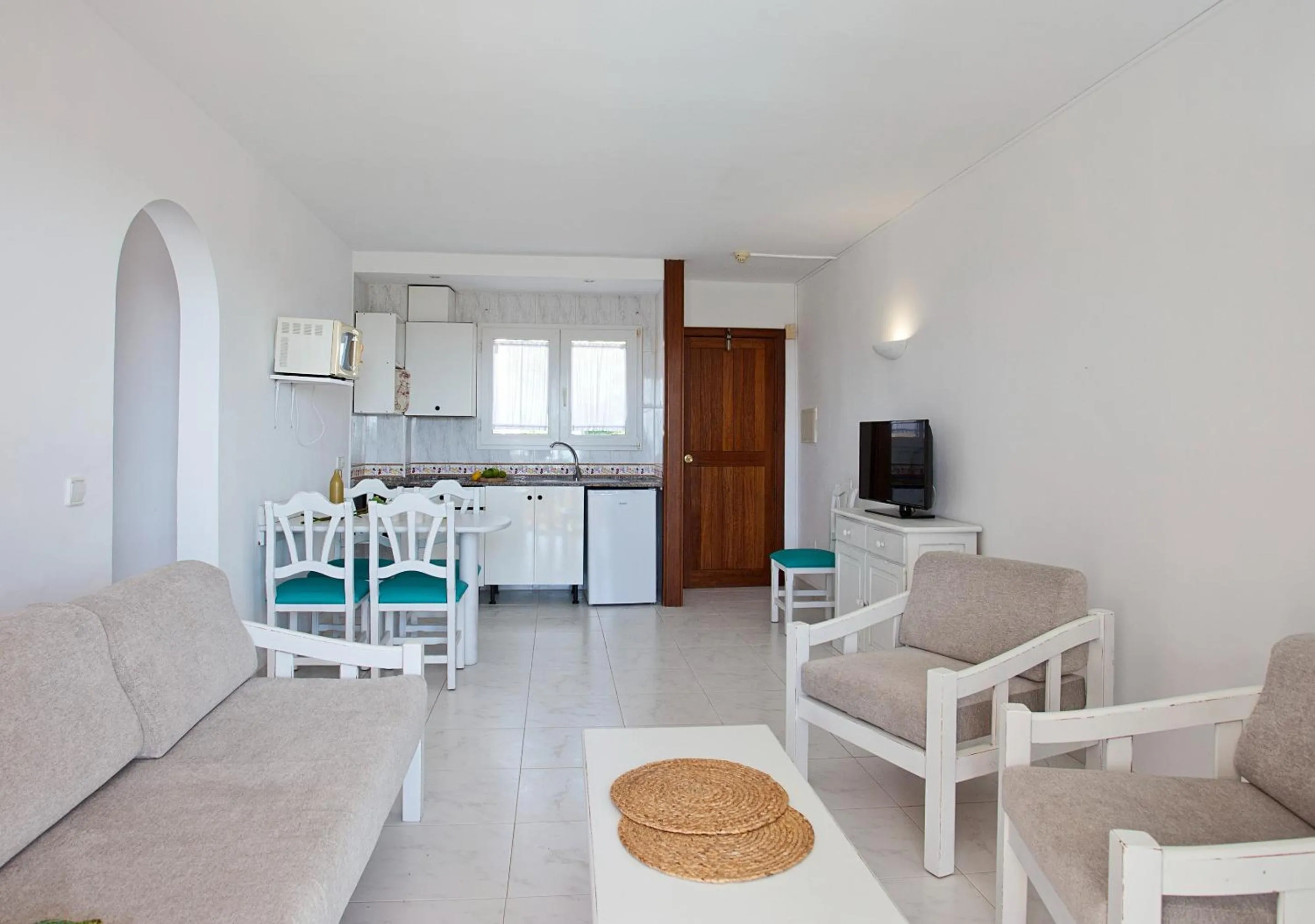 Communal lounge/ TV room in Apartamentos Sol Romántica by DOT Suites