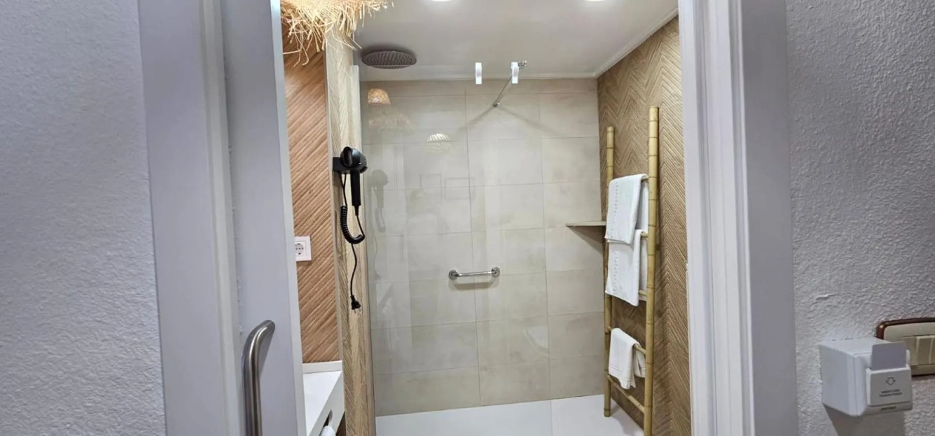 Shower in LOS NAREJOS Hotel