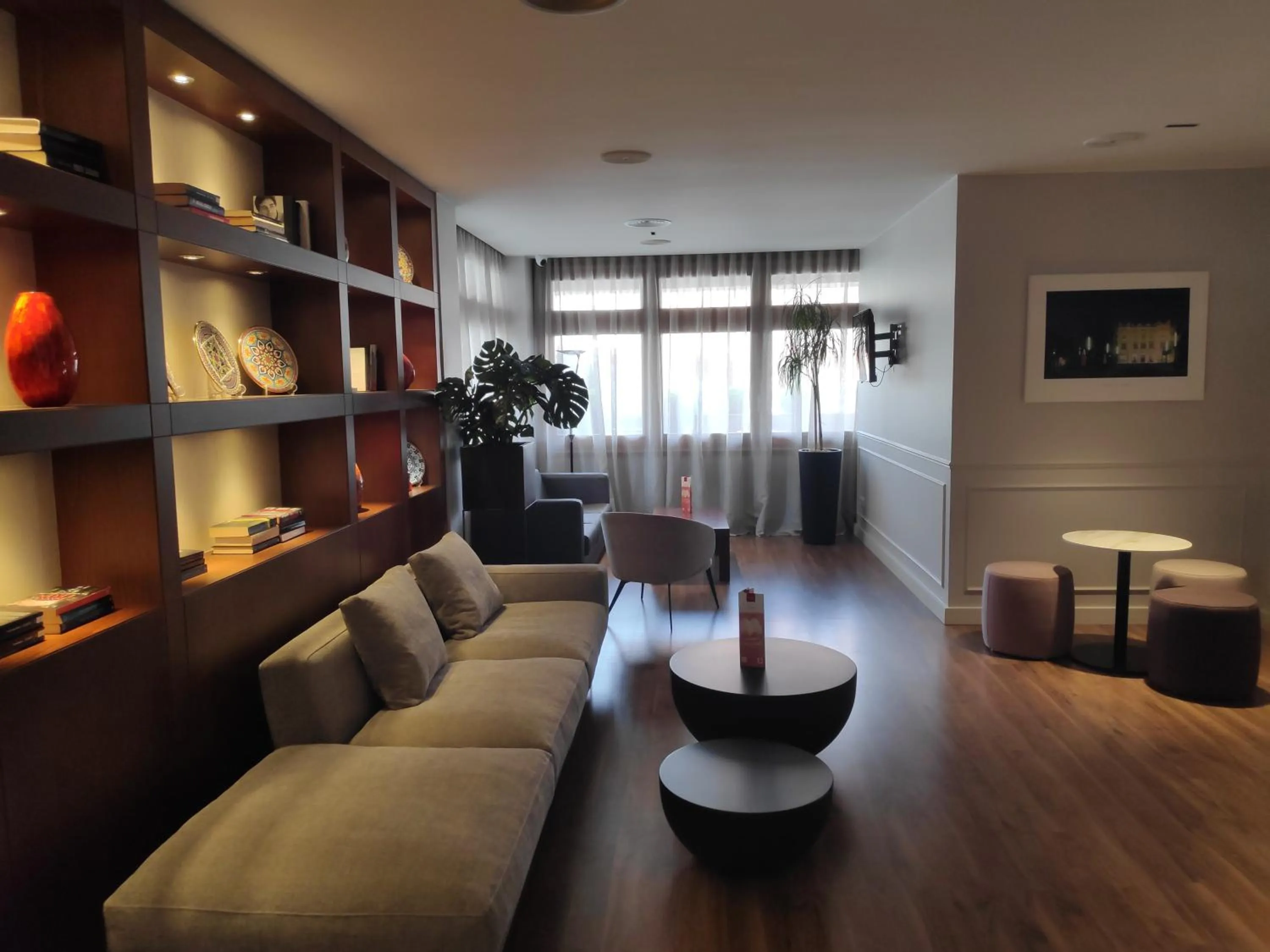 Communal lounge/ TV room in Ibis Styles Figueres Ronda