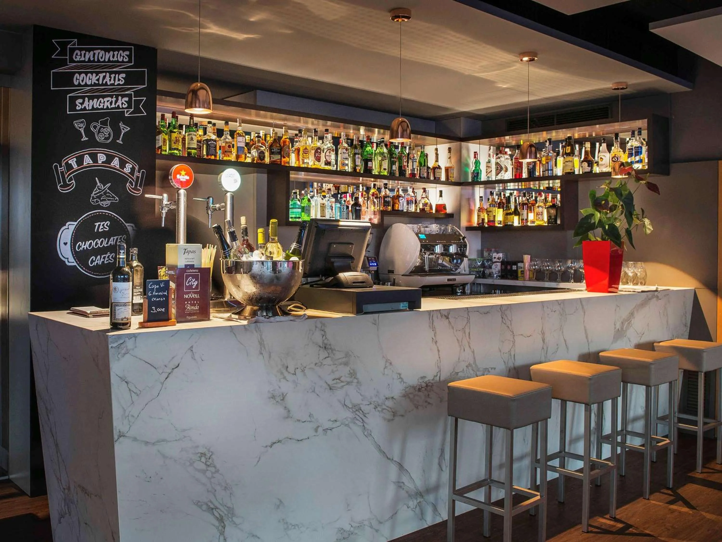 Restaurant/places to eat in Ibis Styles Figueres Ronda