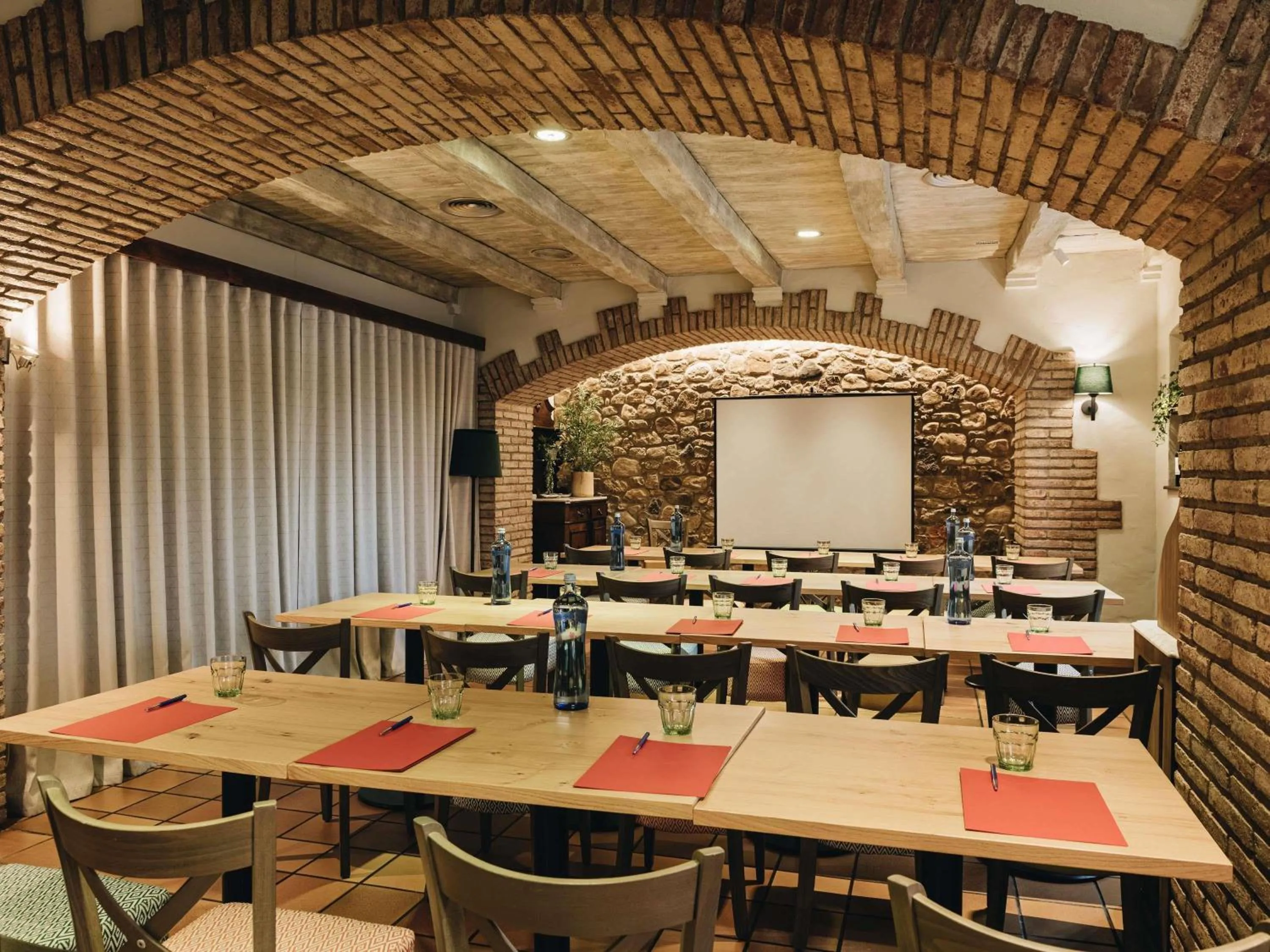 Meeting/conference room in Ibis Styles Figueres Ronda