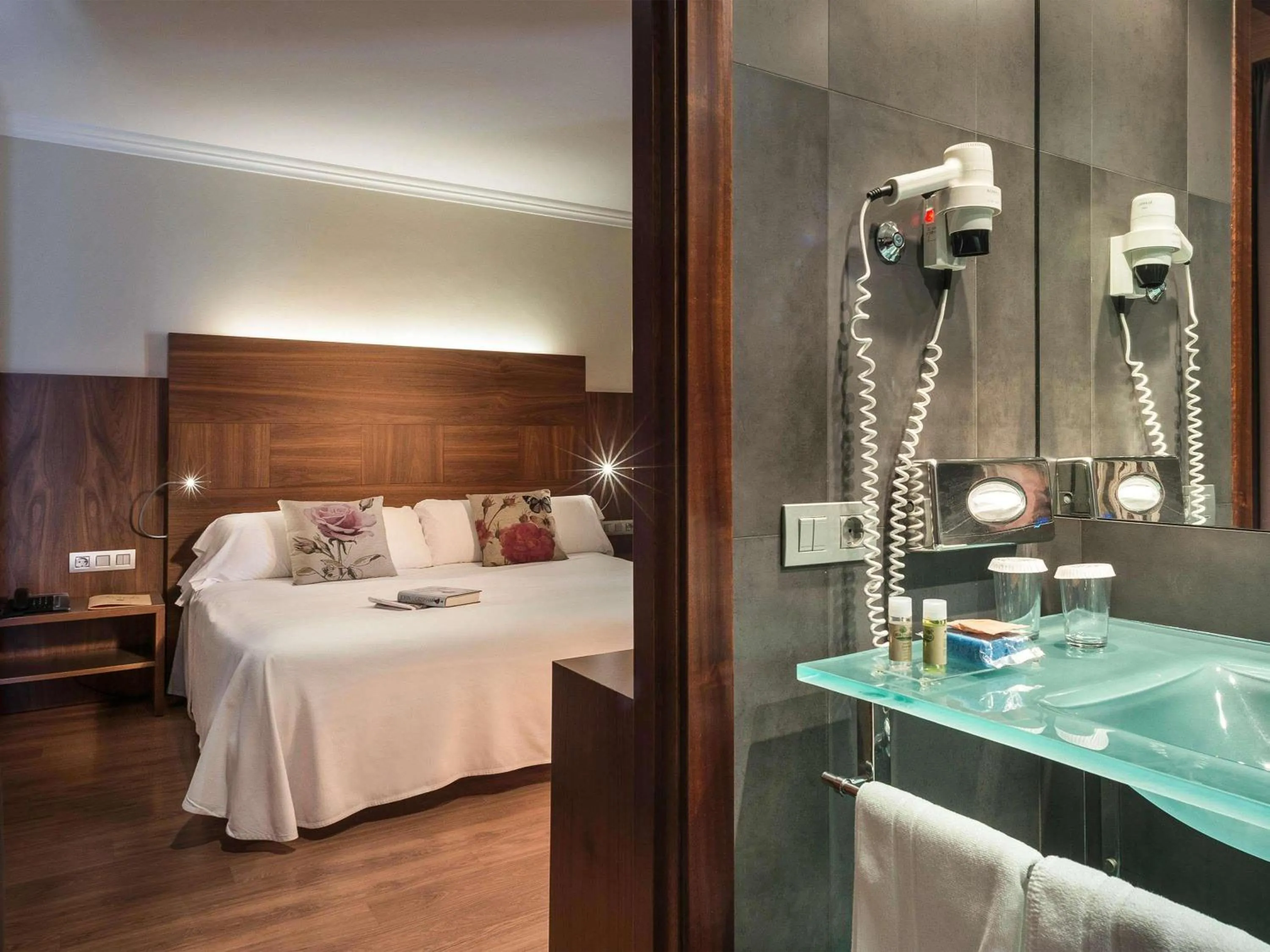 Property building, Bed in Ibis Styles Figueres Ronda