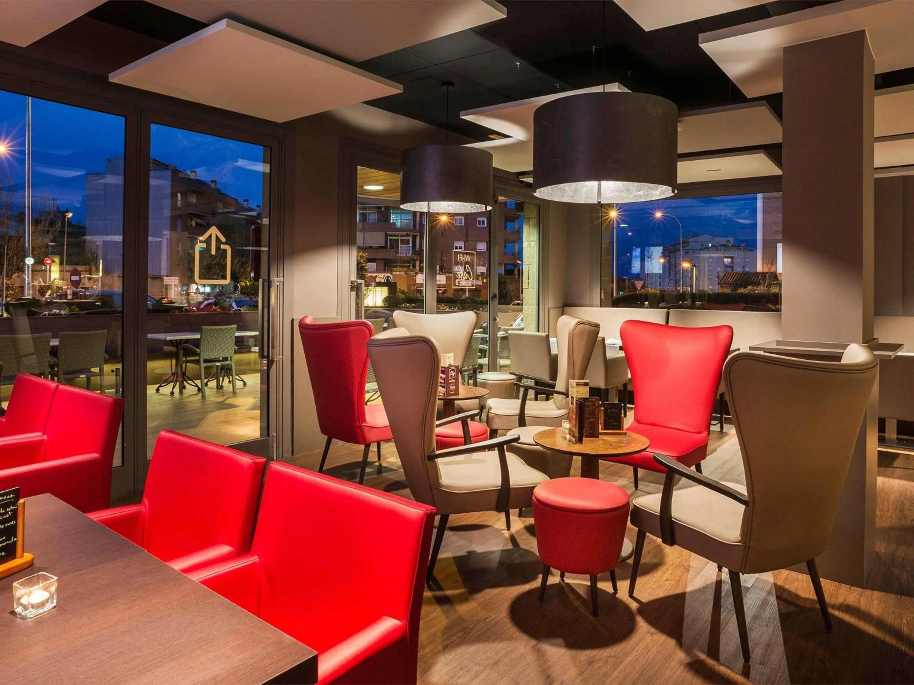 Restaurant/places to eat in Ibis Styles Figueres Ronda