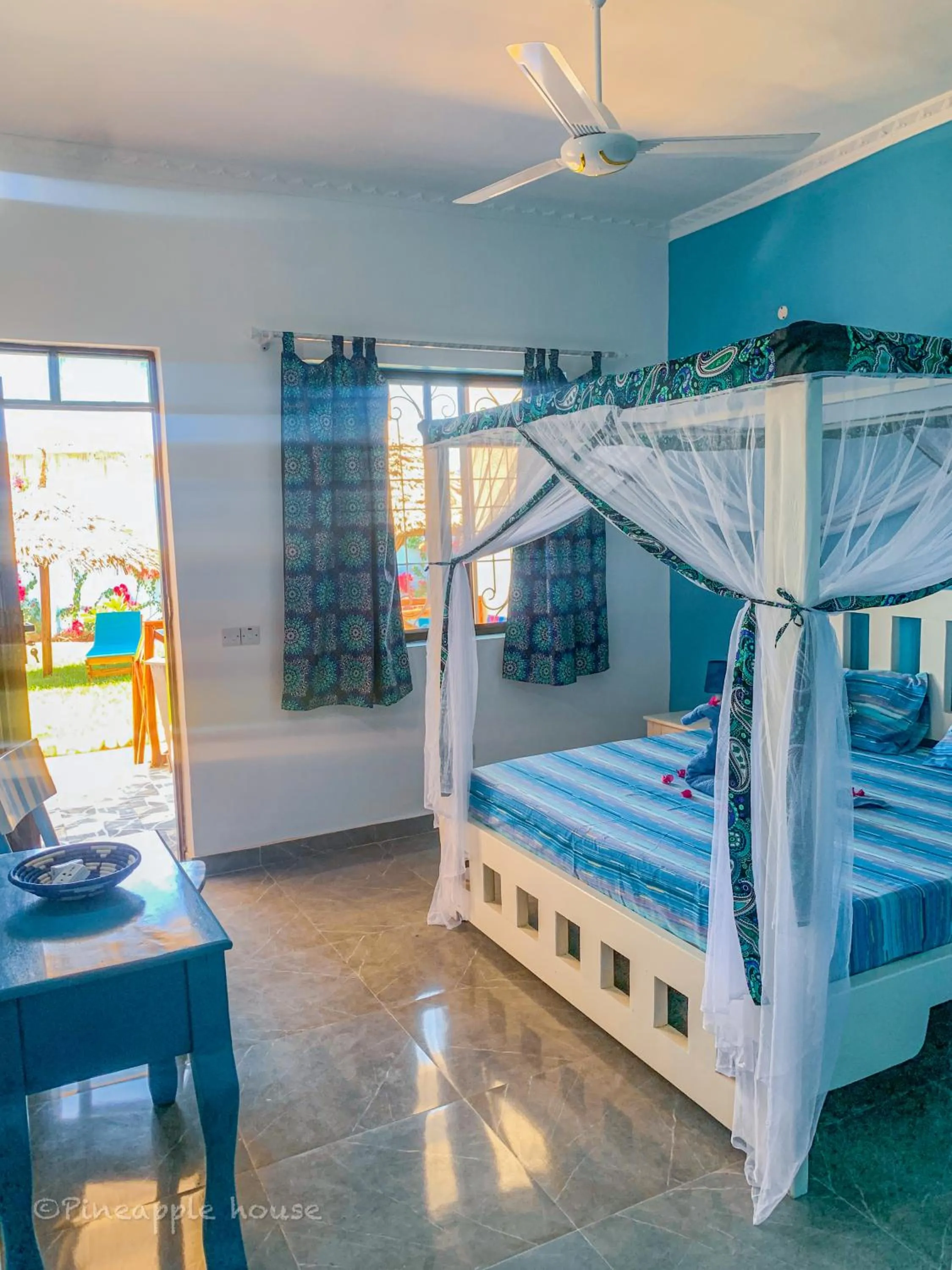 Photo of the whole room, Bed in Pineapple House