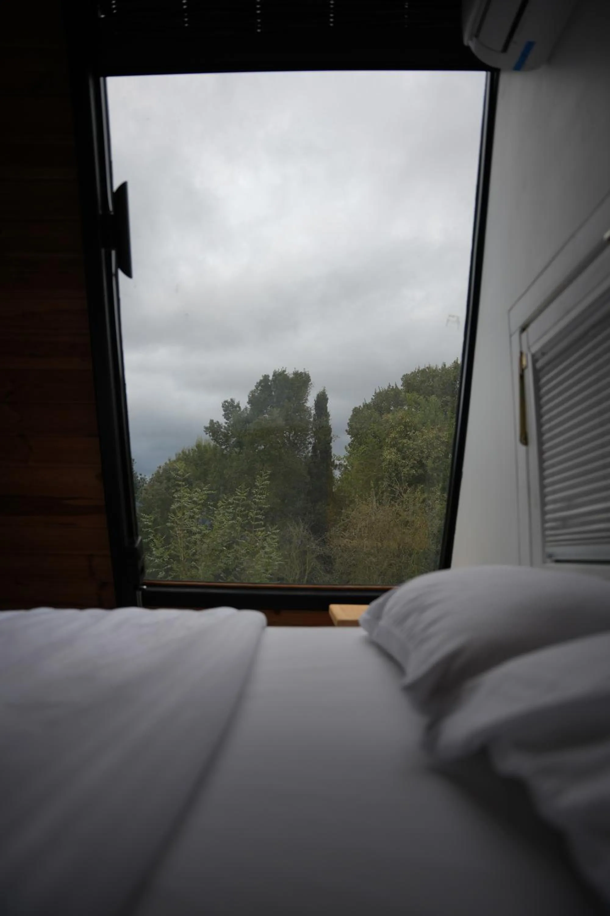 Photo of the whole room, Bed in Pentalow Cabin