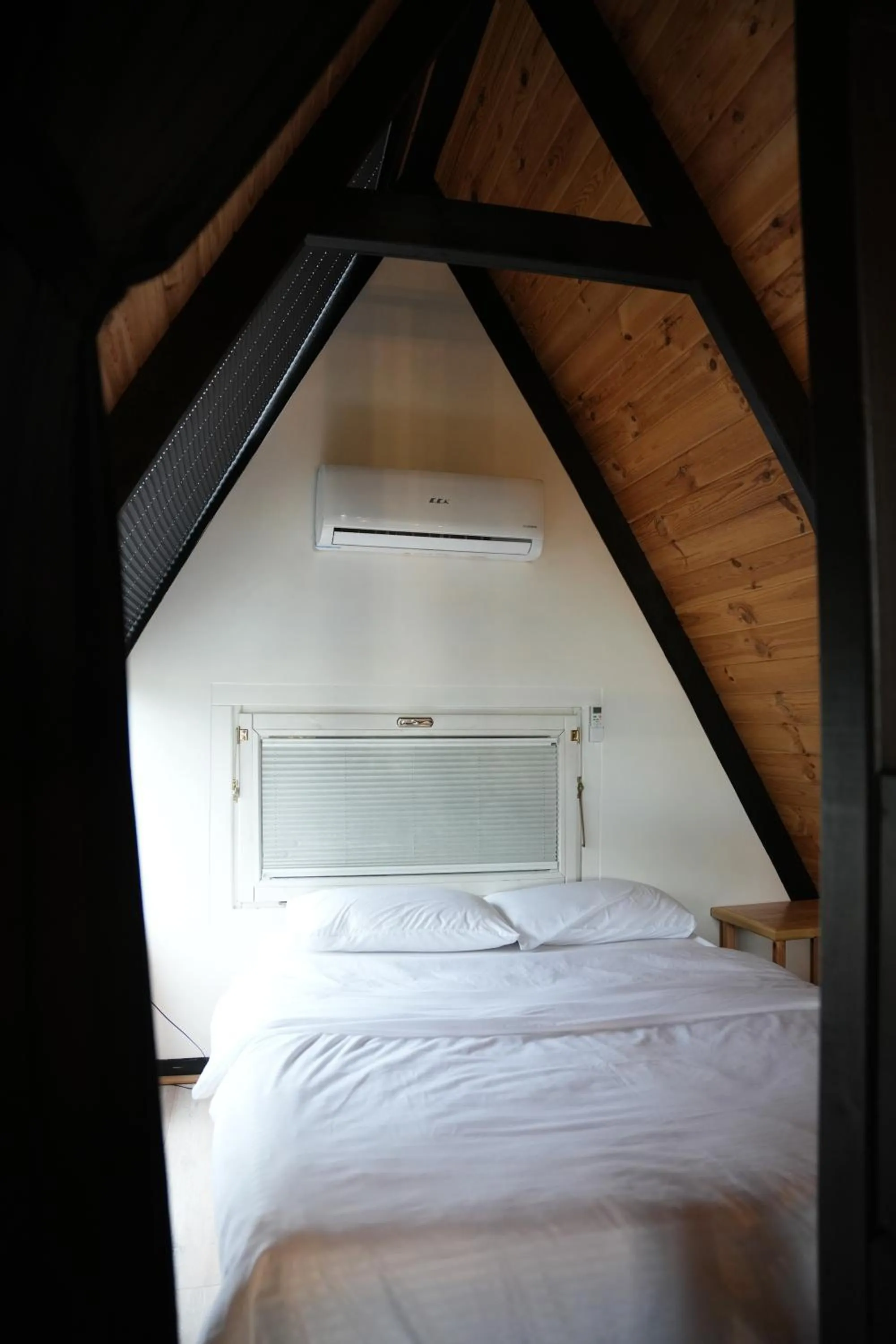 Photo of the whole room, Bed in Pentalow Cabin