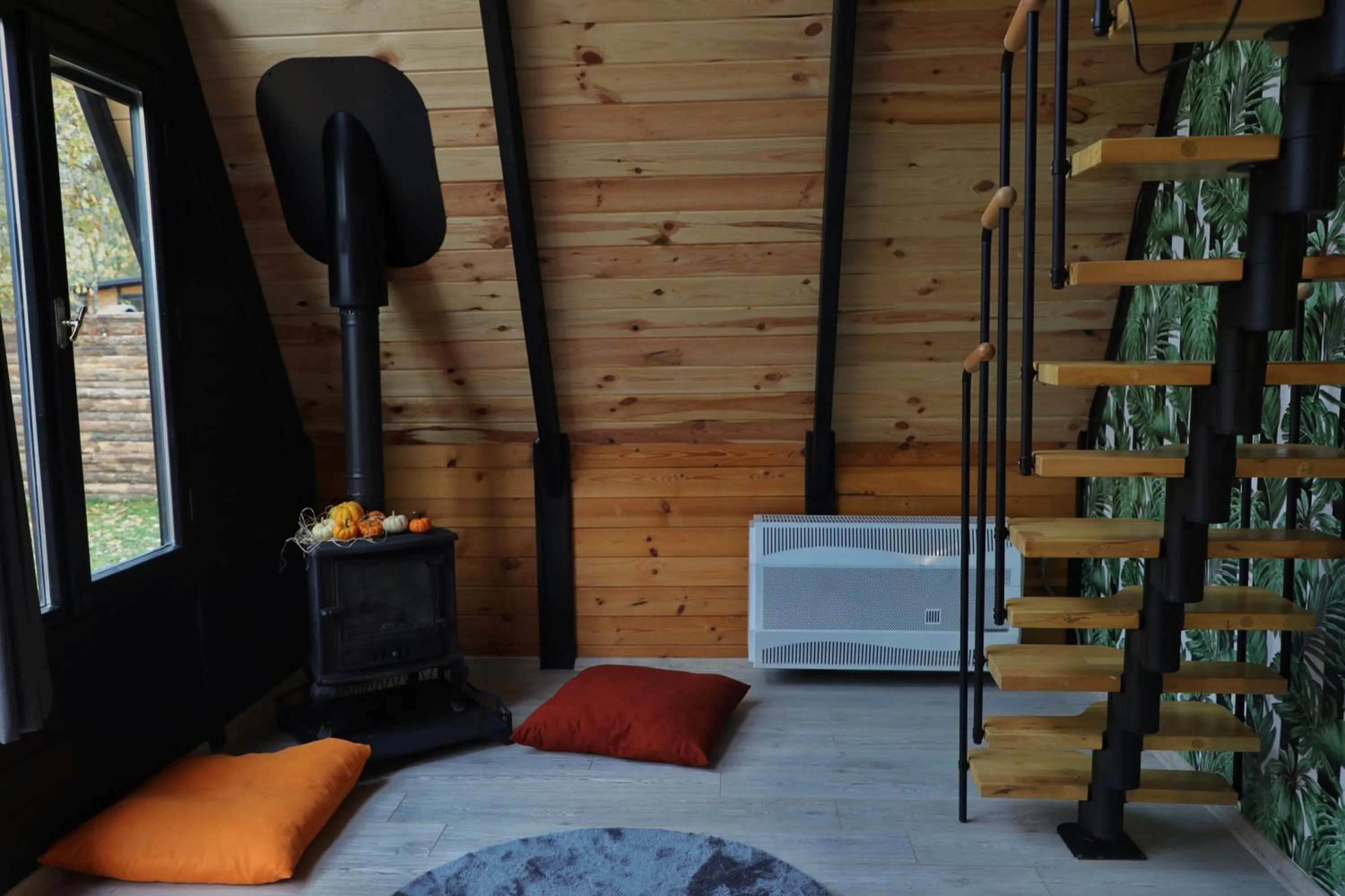 Living room, Bed in Pentalow Cabin