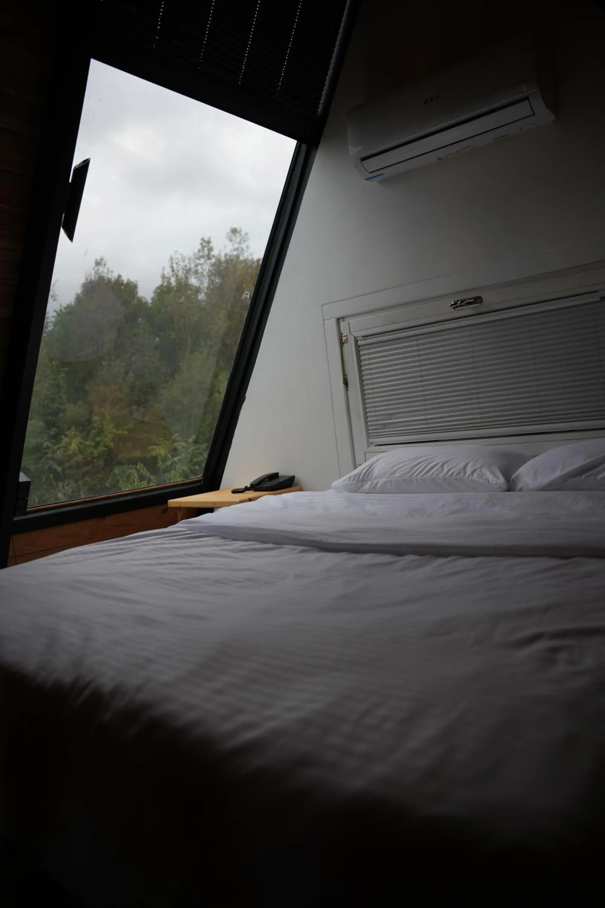 Photo of the whole room, Bed in Pentalow Cabin