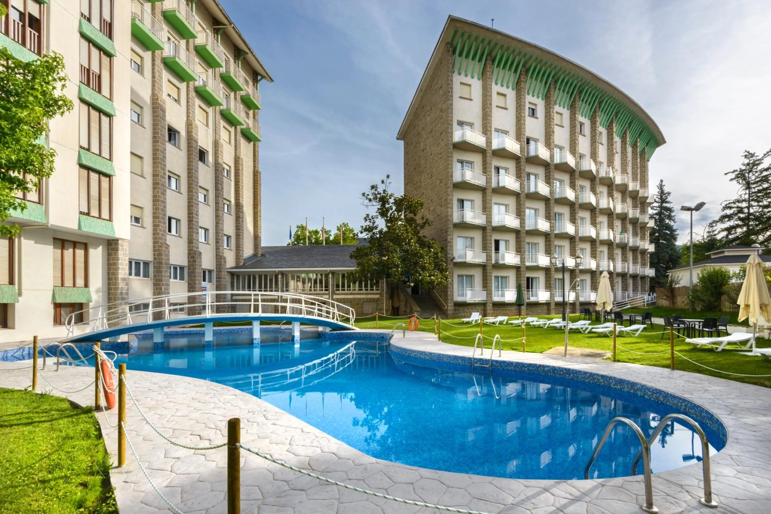 Swimming pool in Gran Hotel de Jaca