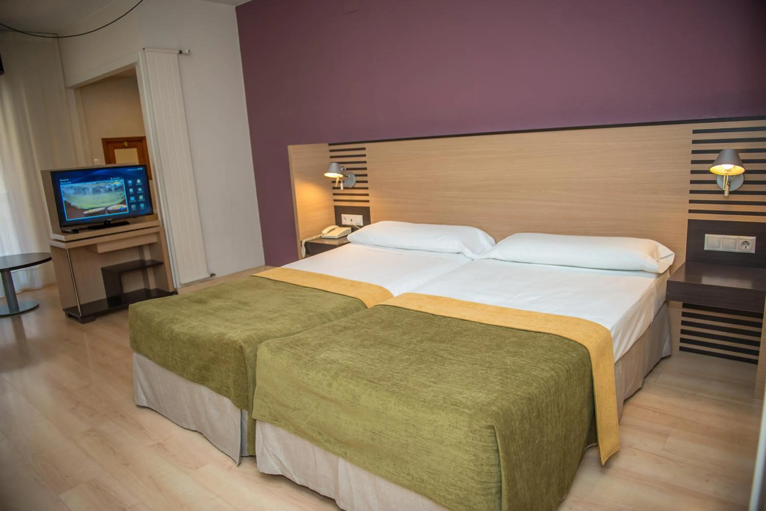 Photo of the whole room, Bed in Oroel Hotel & SPA