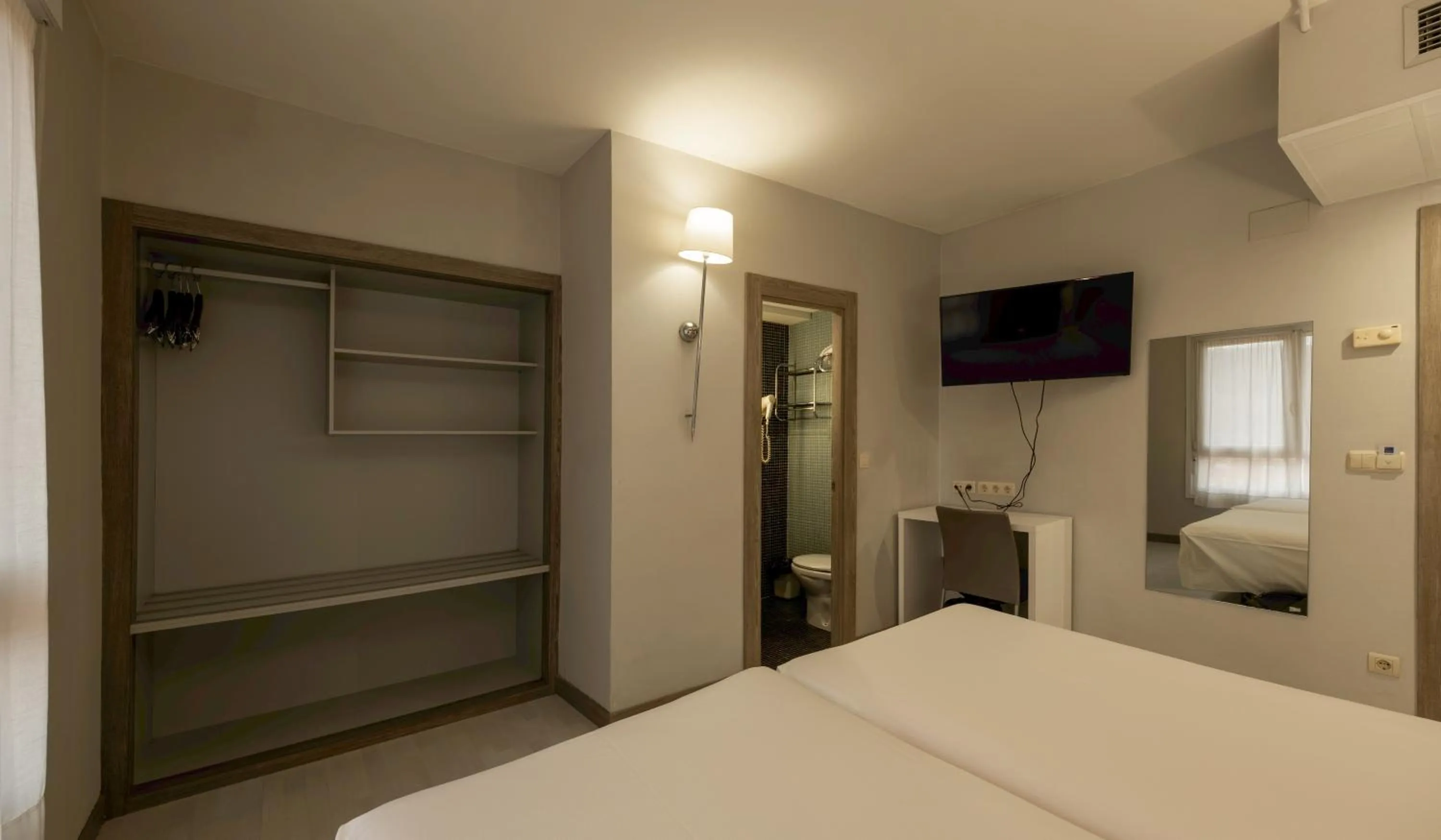 Property building, Bed in Hotel Bilbi