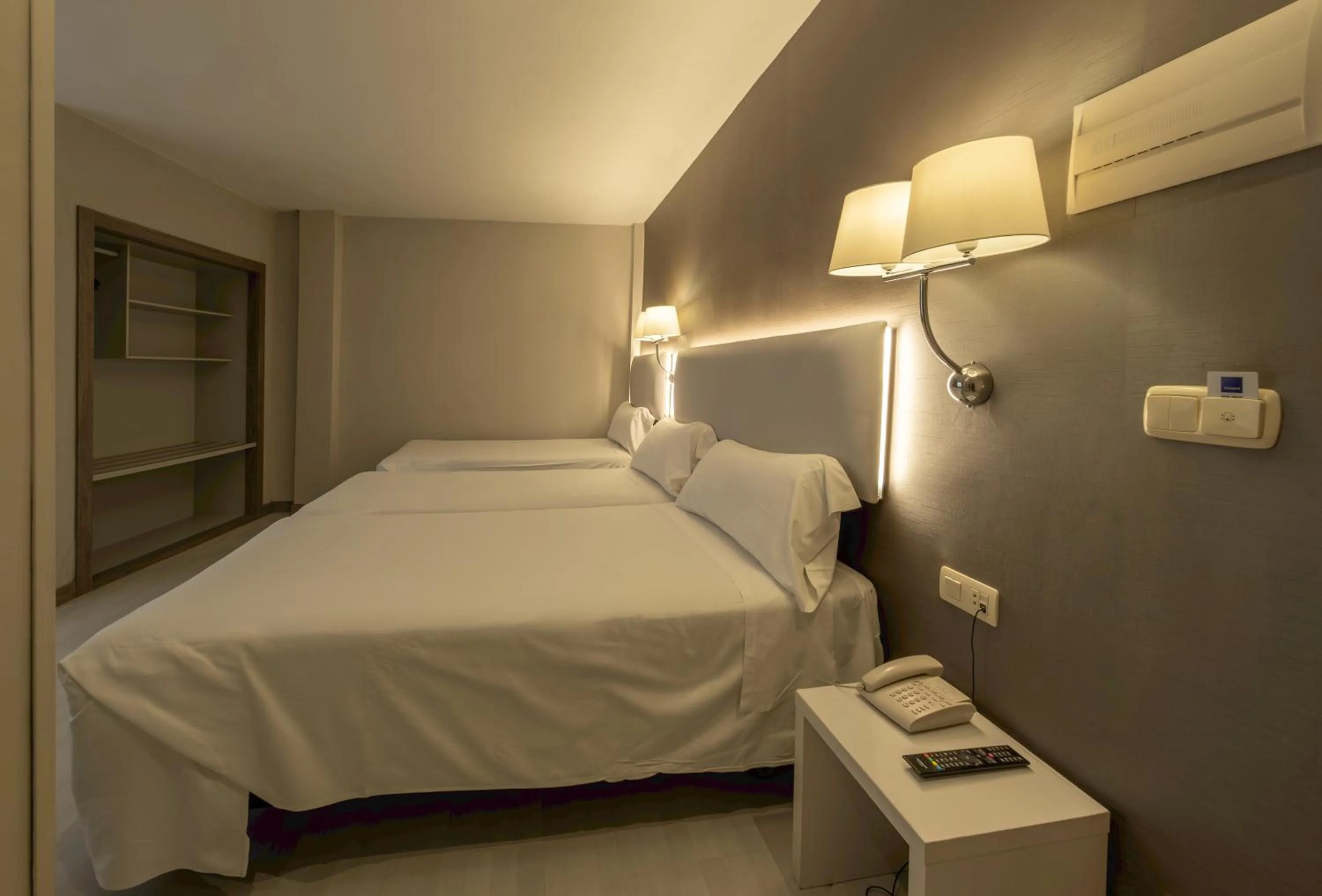 Property building, Bed in Hotel Bilbi