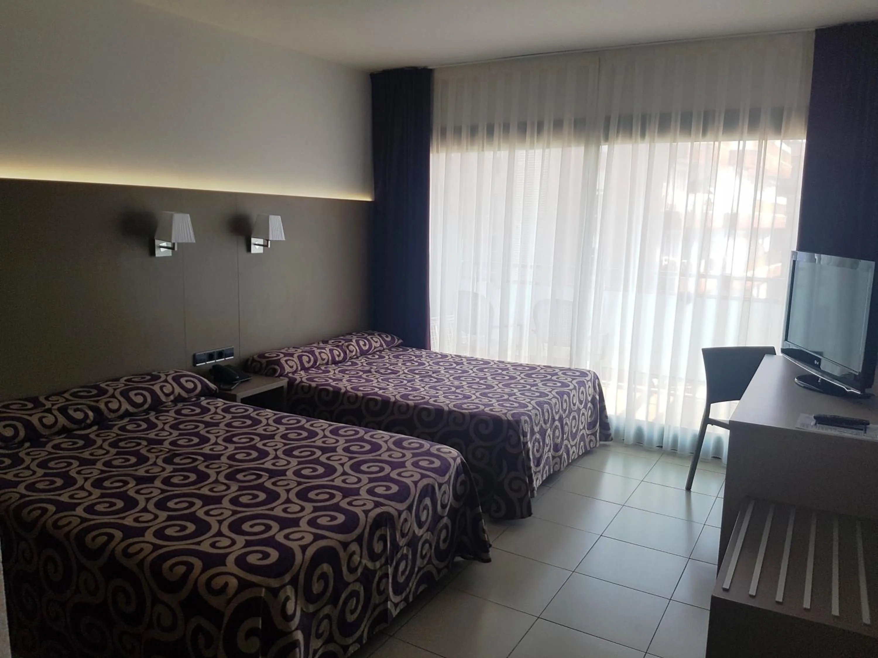 Photo of the whole room, Bed in Fenals Garden