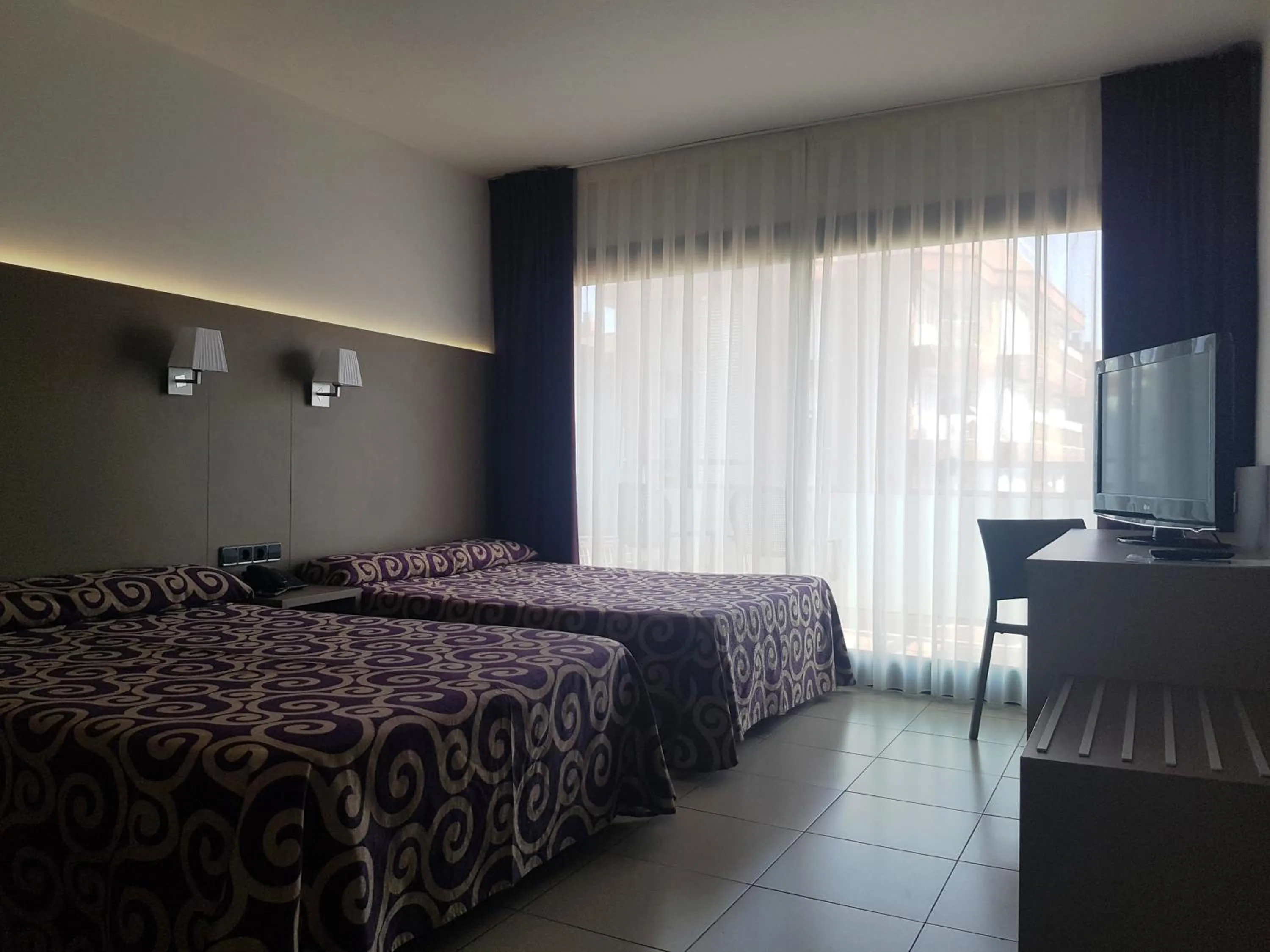 Photo of the whole room, Bed in Fenals Garden