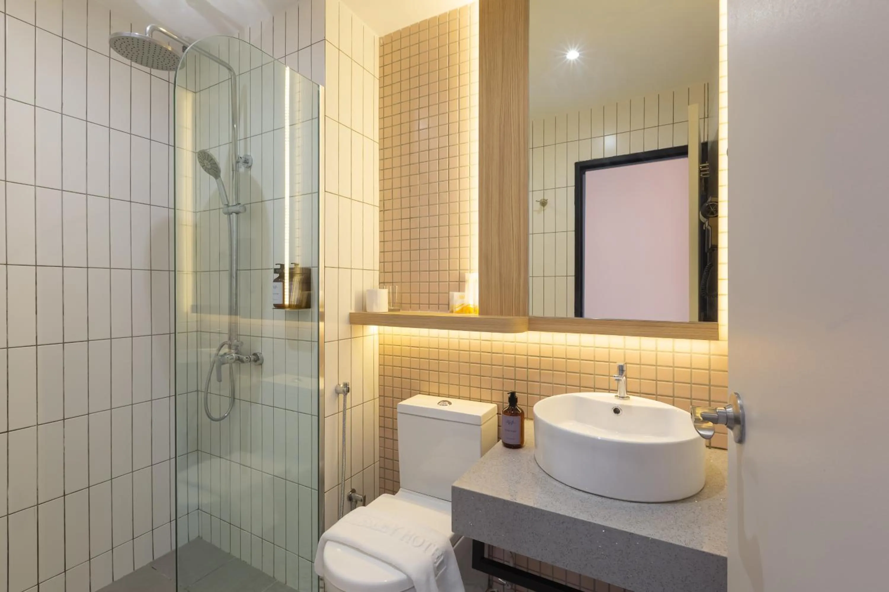 Toilet in Wellesley Hotel