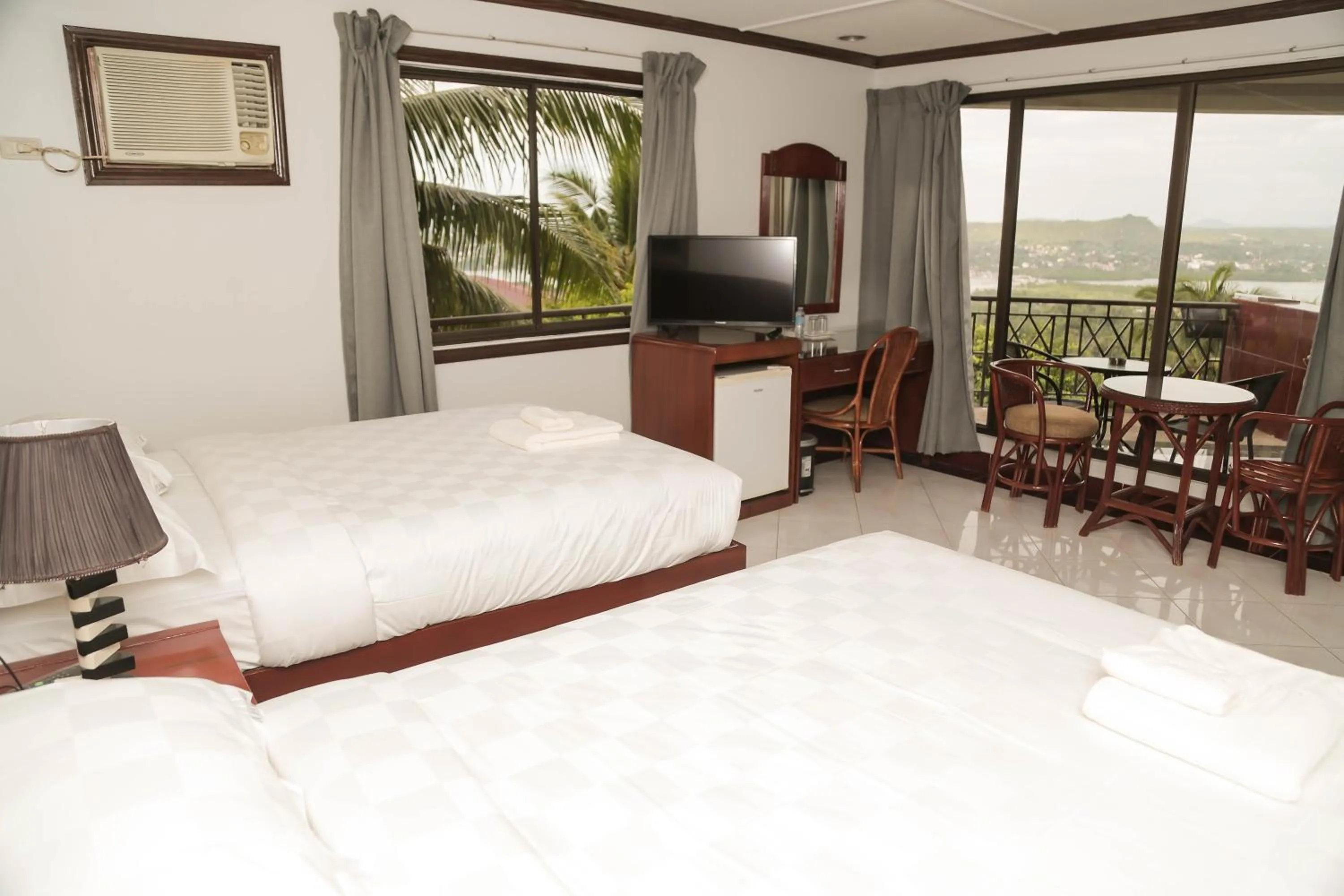 Bed in Bohol Plaza Mountain Resort and Restaurant