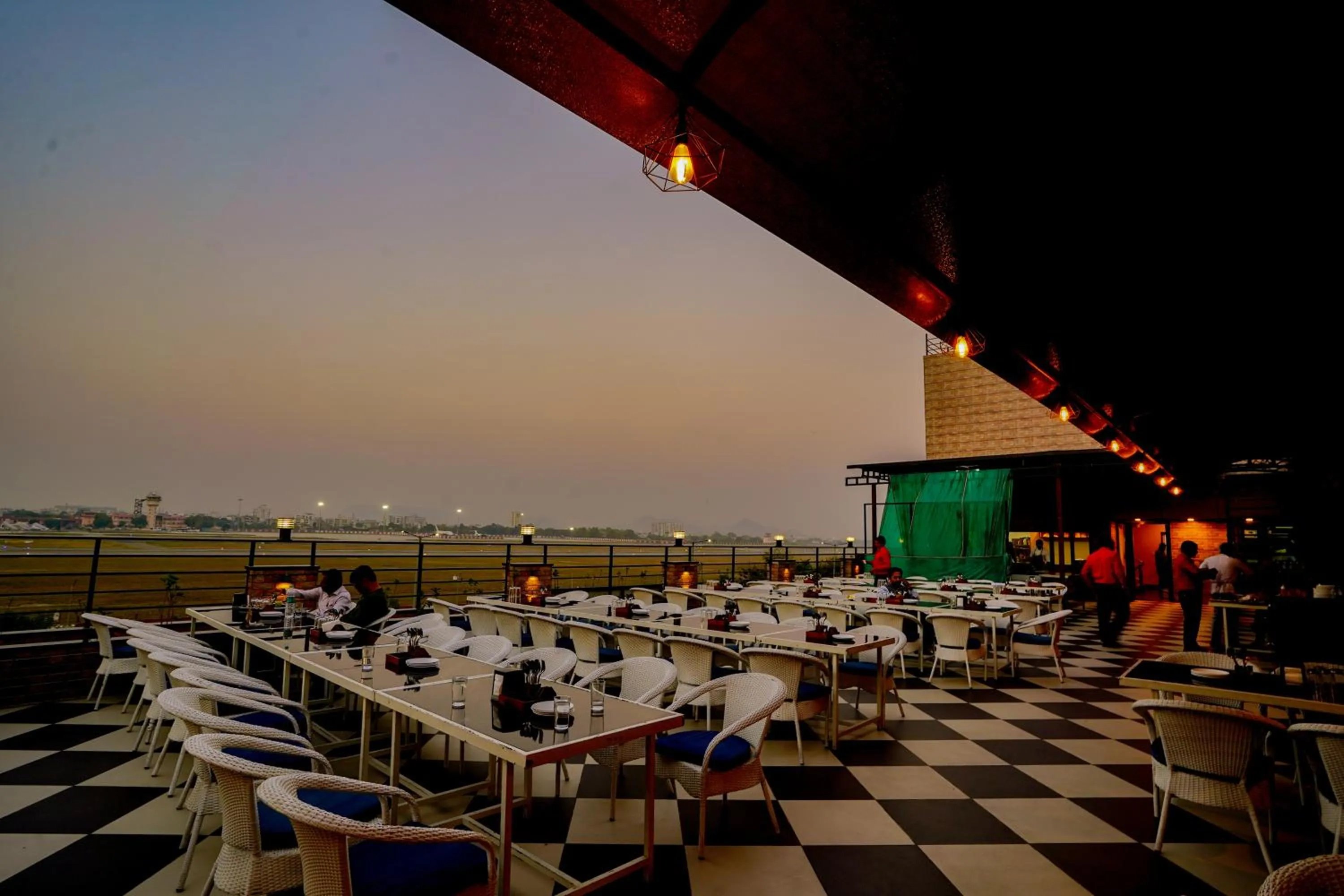 Restaurant/places to eat in Hotel Cheelgadi