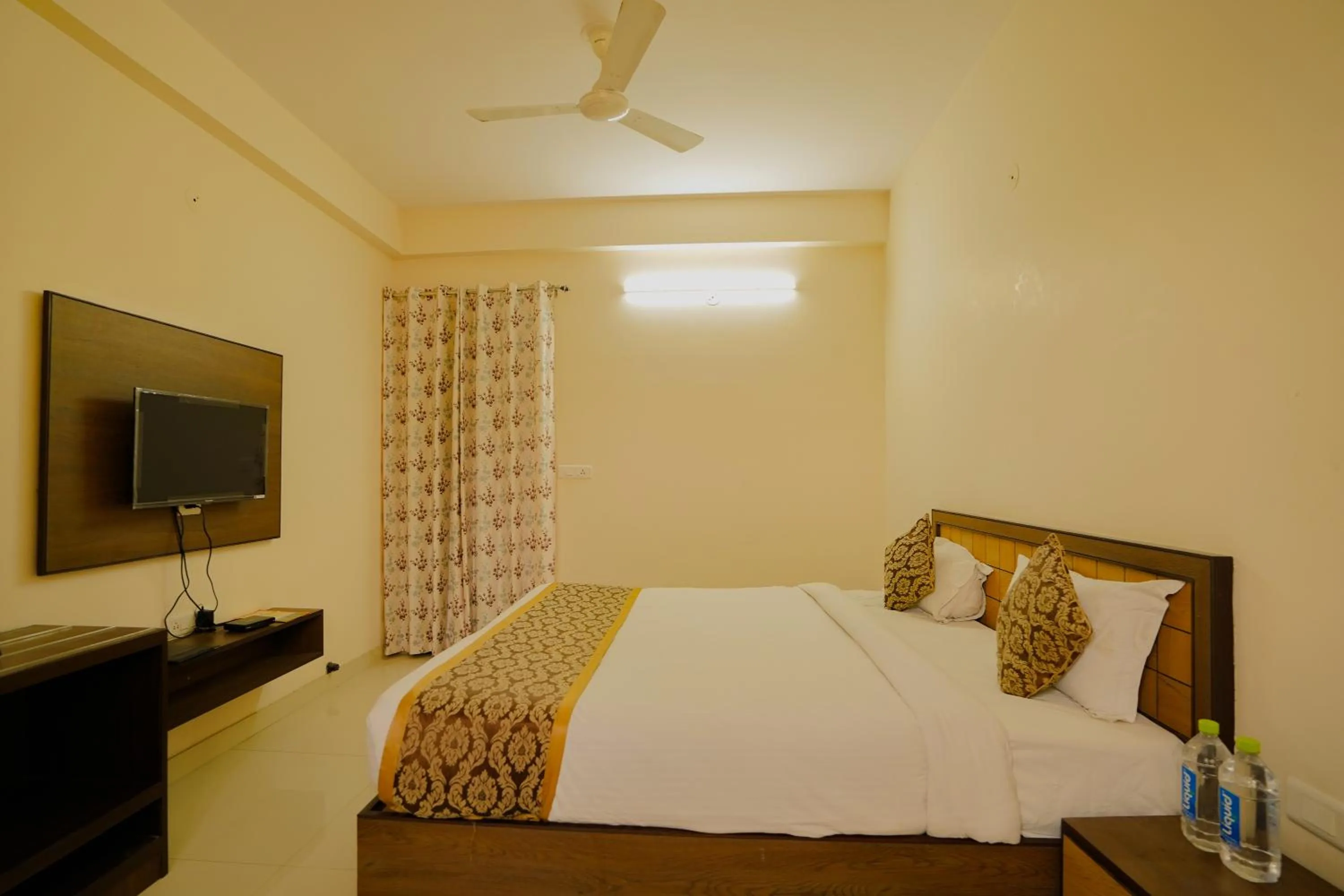 Bed in Hotel Cheelgadi