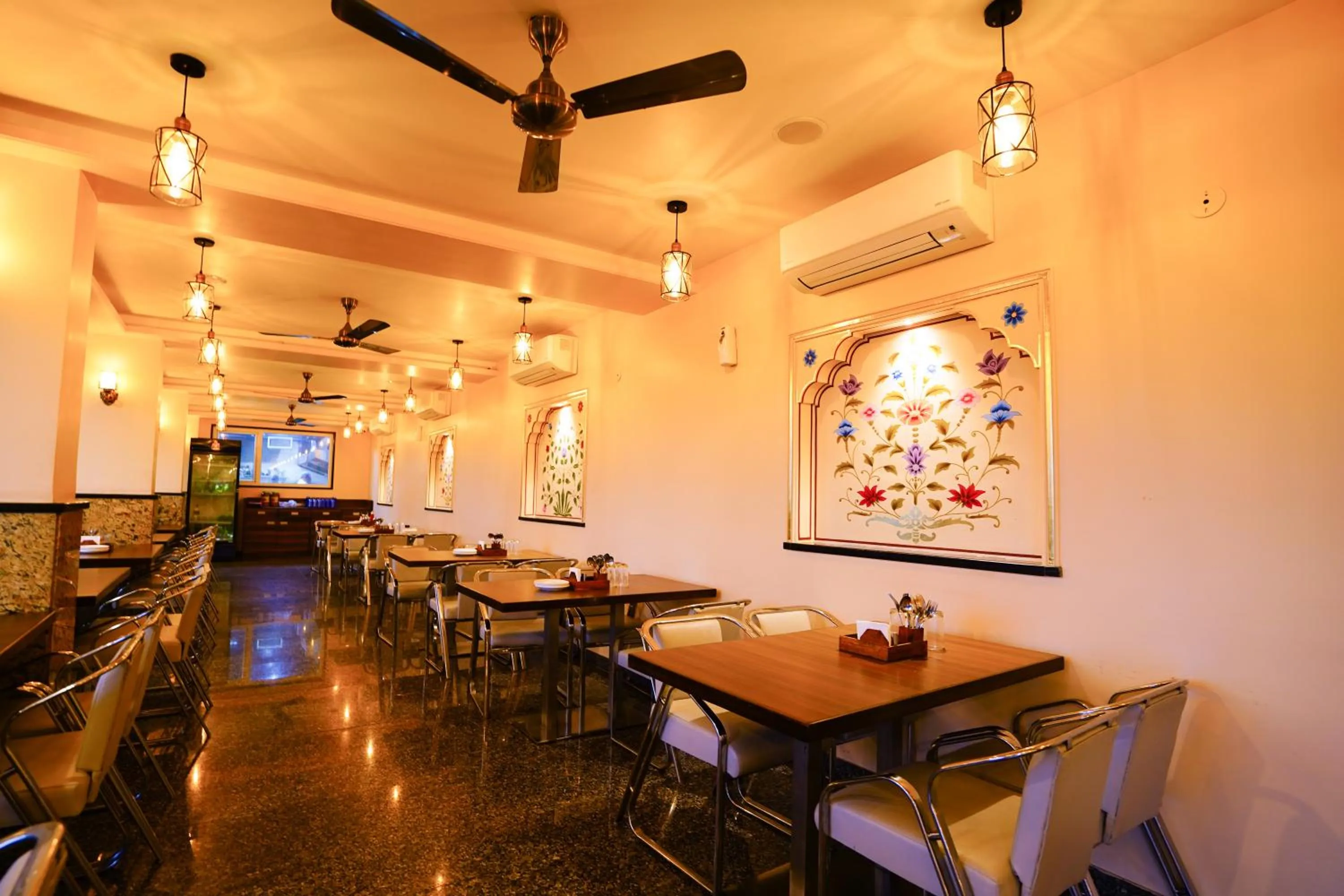 Restaurant/places to eat in Hotel Cheelgadi