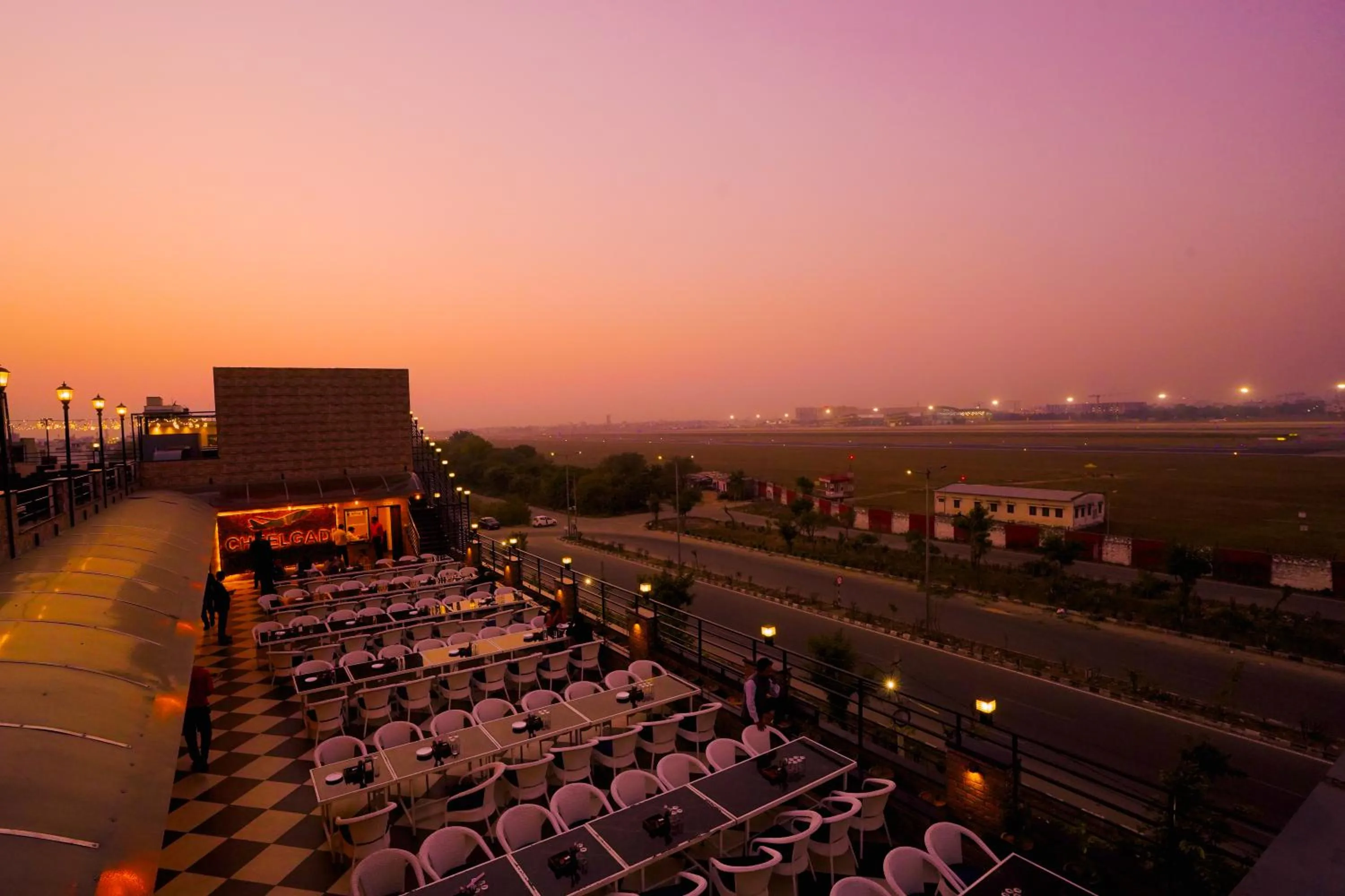 Restaurant/places to eat in Hotel Cheelgadi