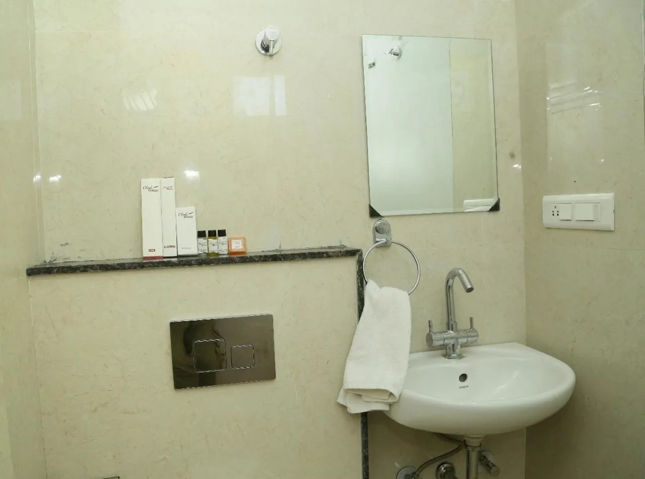 Shower in Hotel Cheelgadi