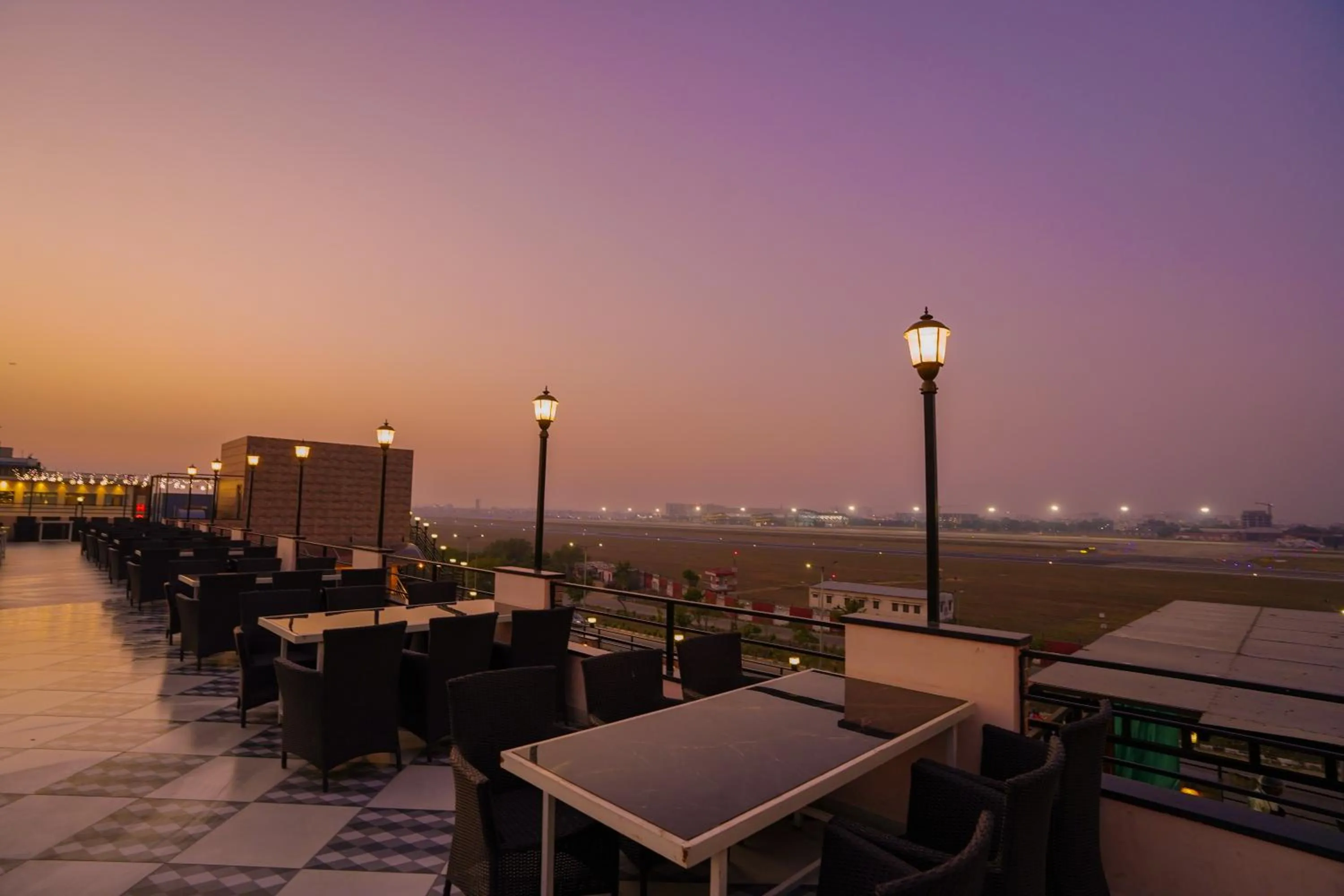 Restaurant/places to eat in Hotel Cheelgadi