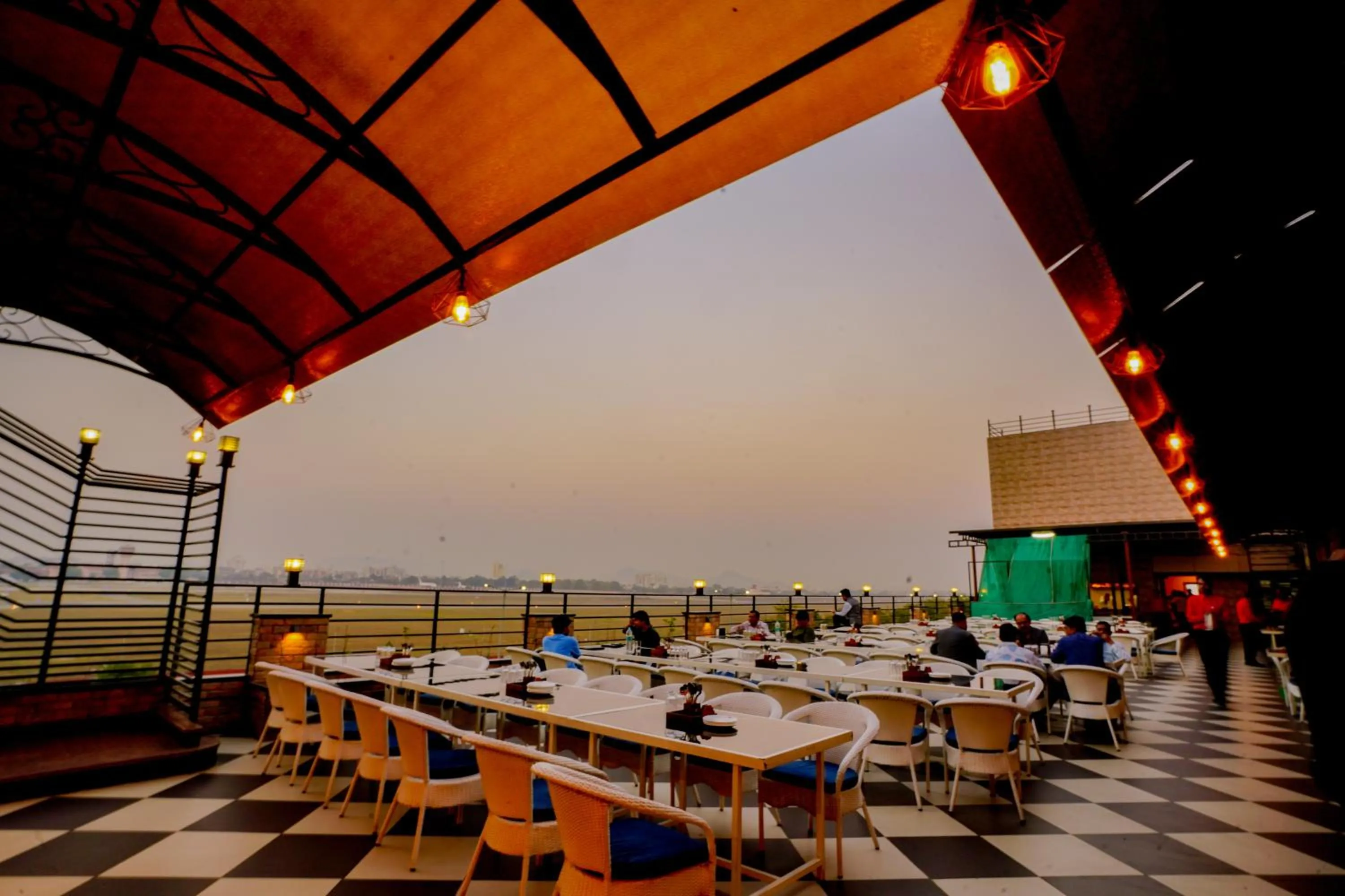 Restaurant/places to eat in Hotel Cheelgadi