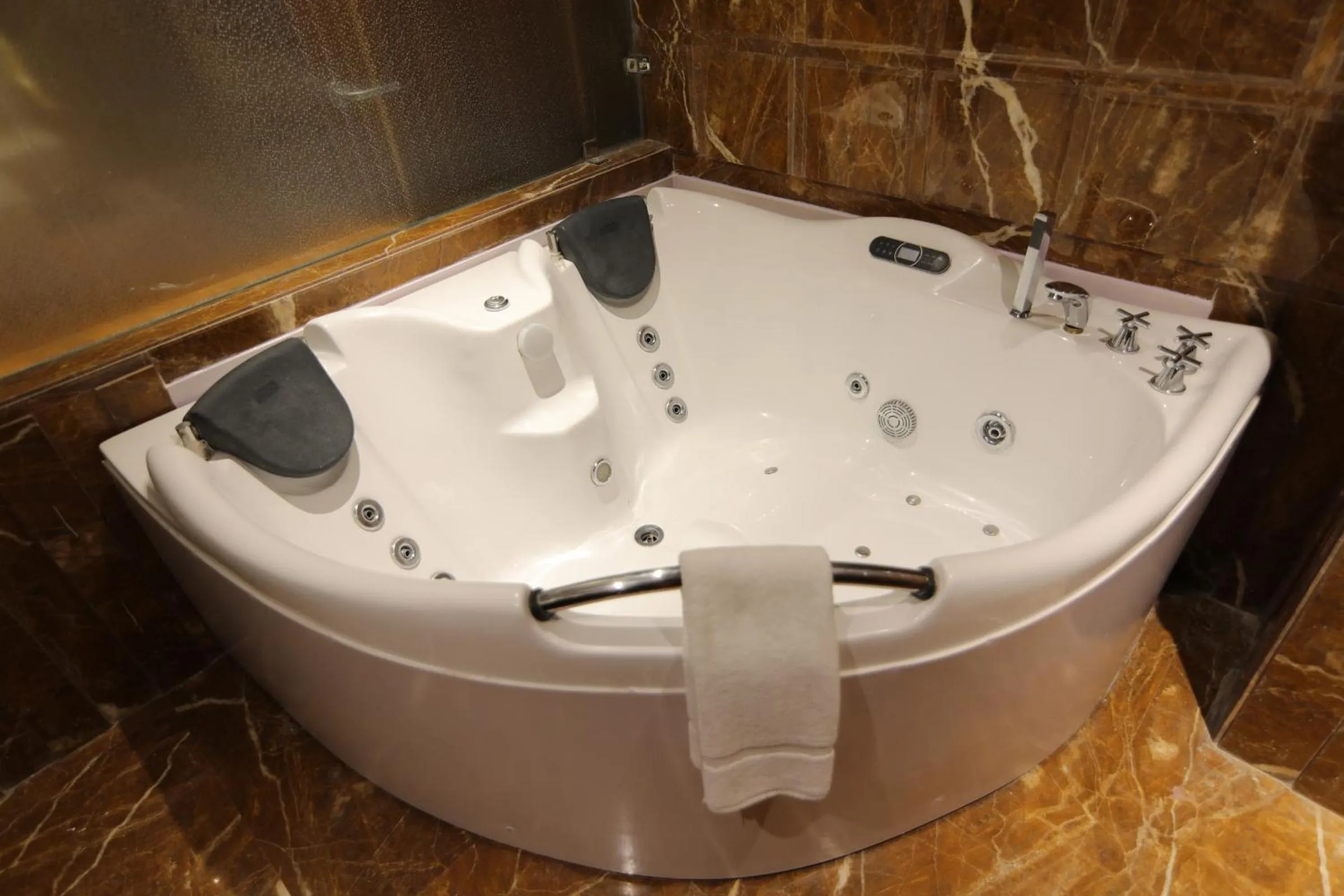 Hot Tub in Udman Hotel Haridwar