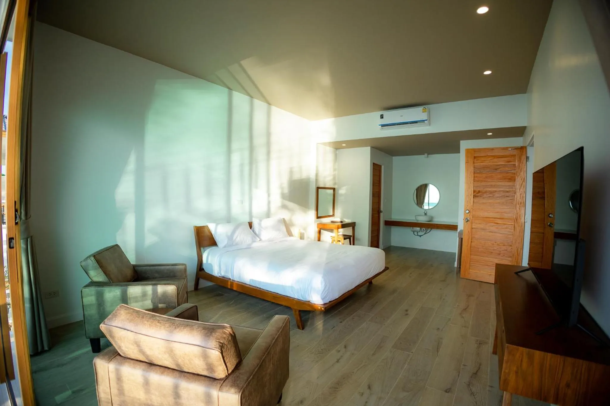 Photo of the whole room, Bed in LAKE HOUSE Naka Cave