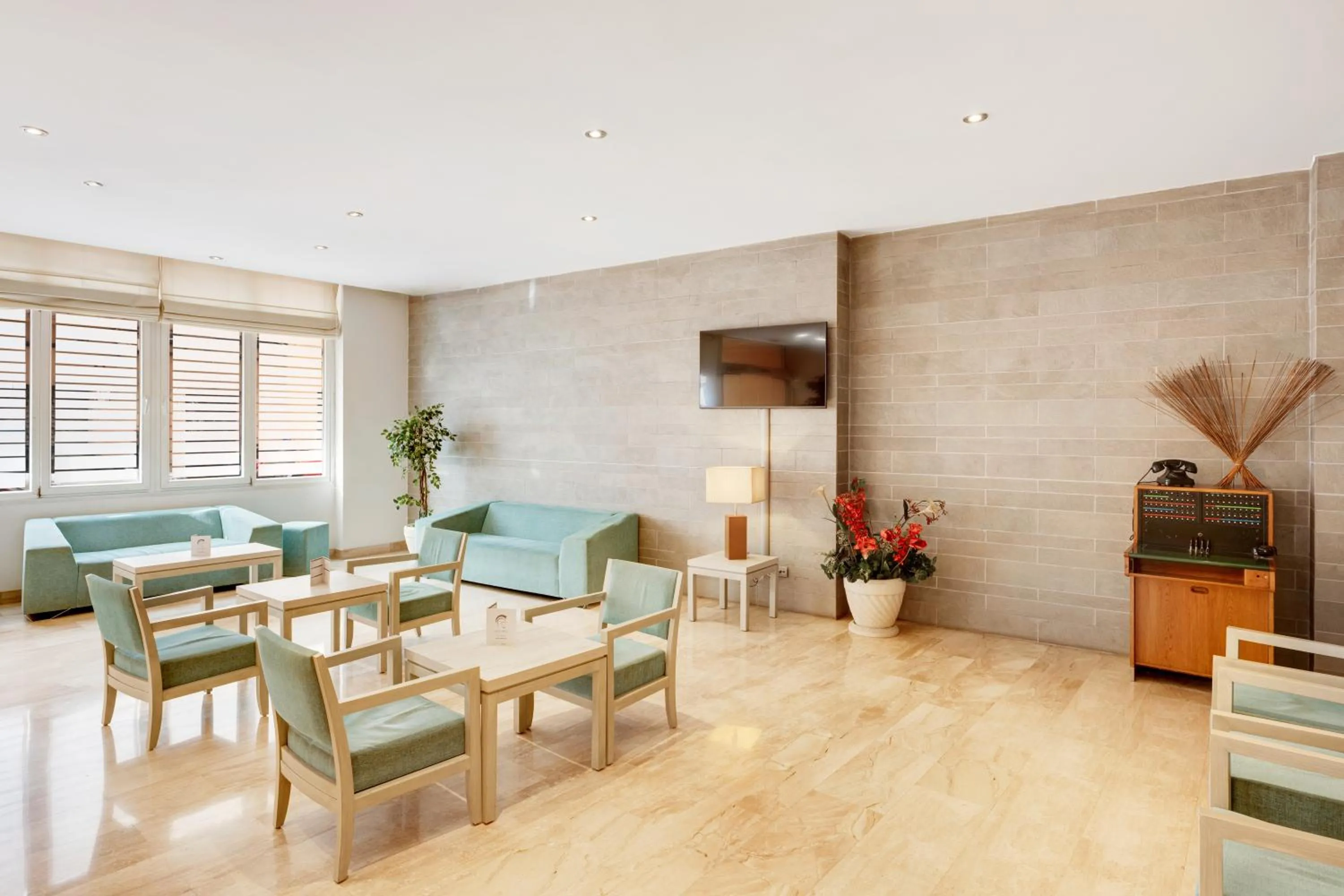 Communal lounge/ TV room in Abelux