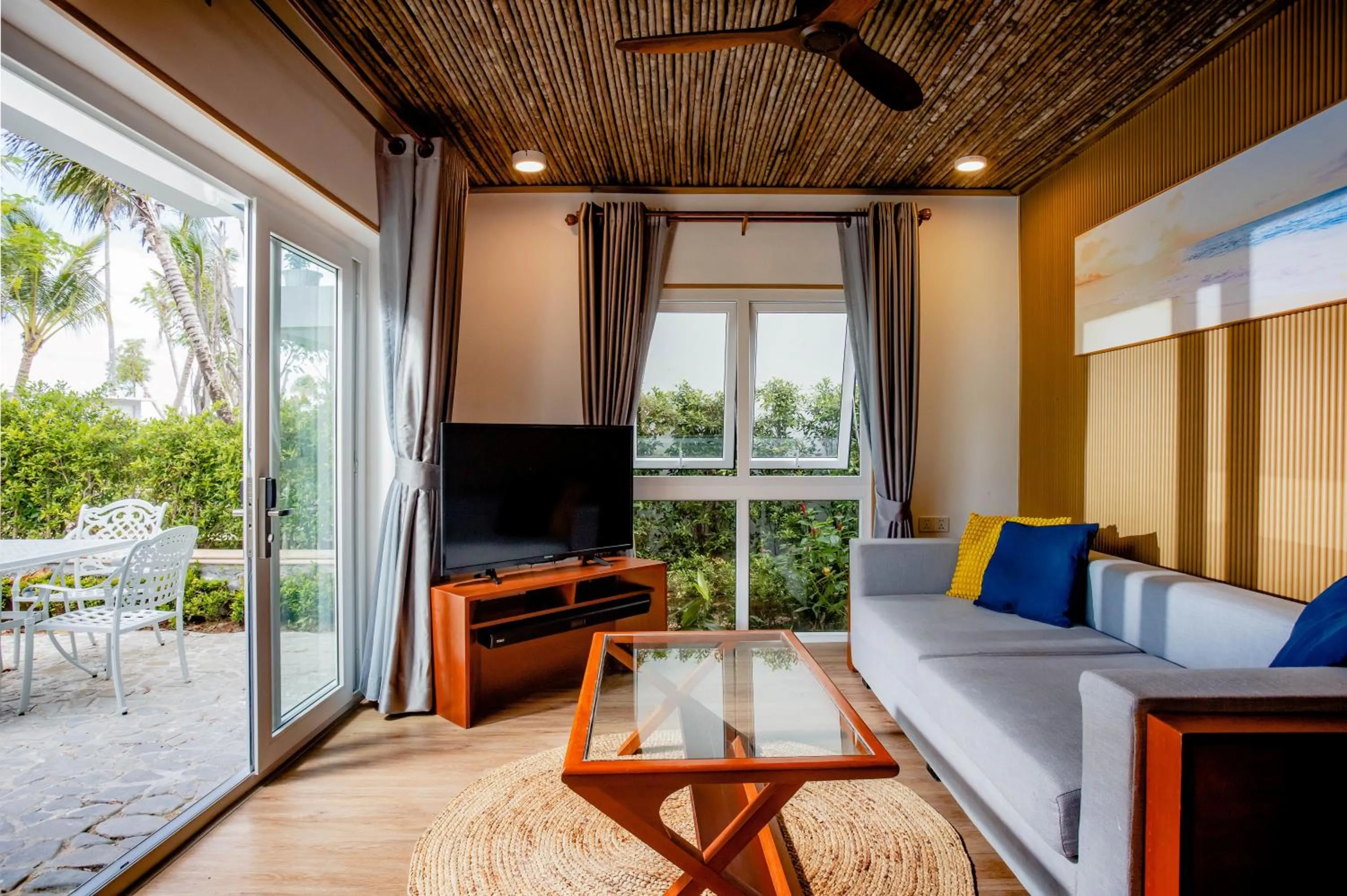 Living room in Koh Apikjun Resort by EHM