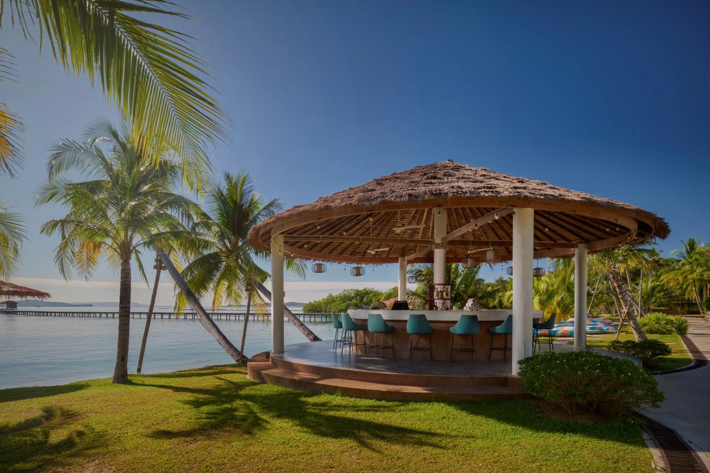 Lounge or bar in Koh Apikjun Resort by EHM